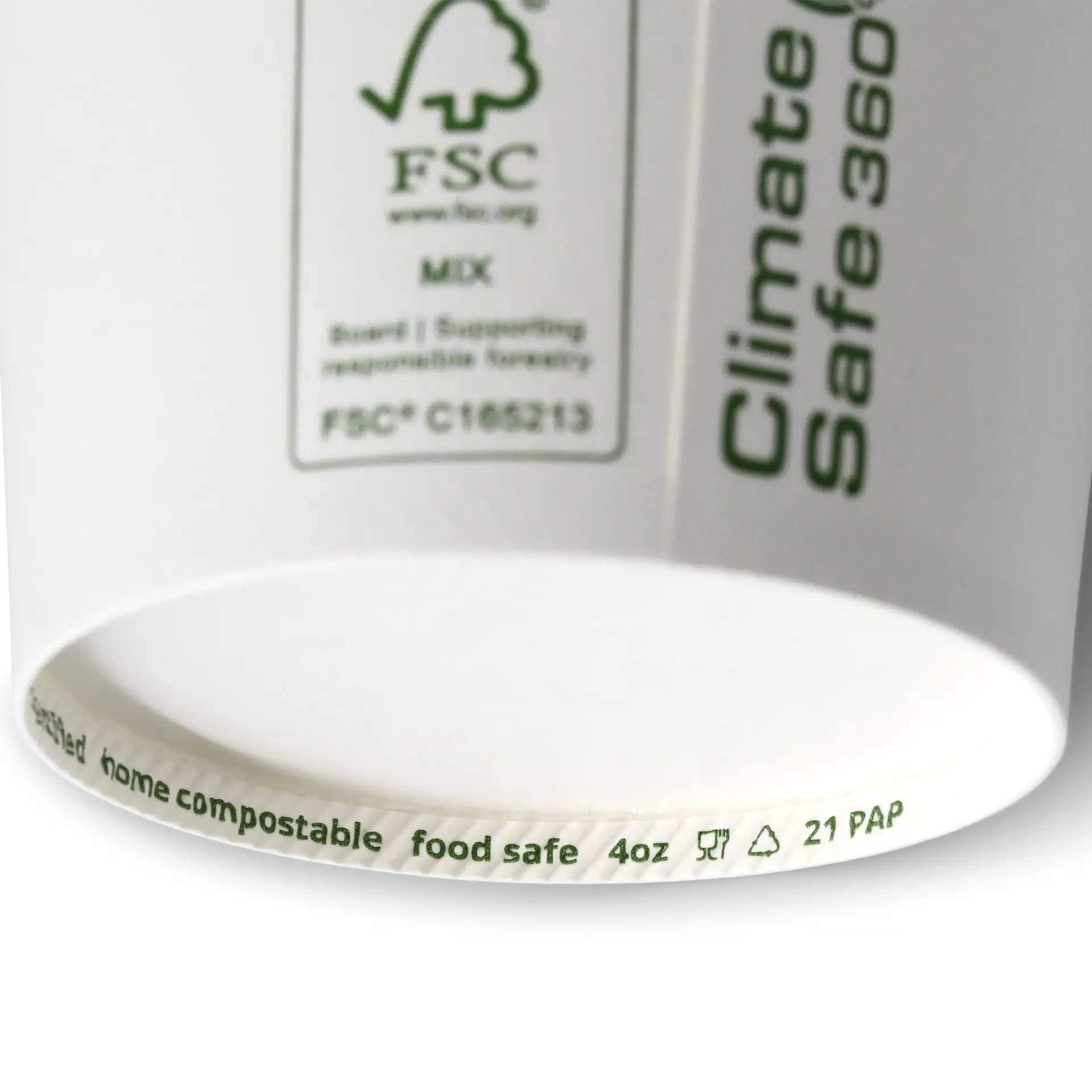 Un bicchiere di carta bianco con un'etichetta di certificazione FSC visibile e una marcatura che indica che è sicuro per il clima e per gli alimenti.