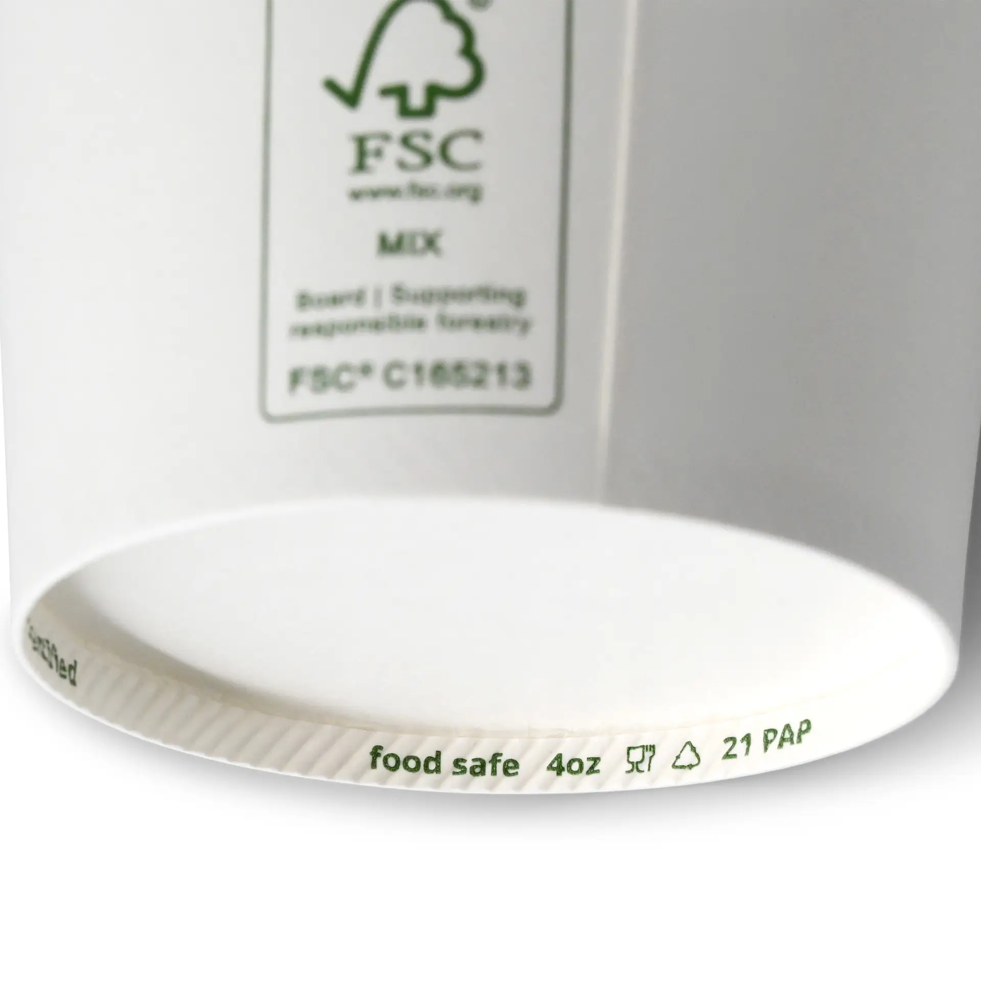 Un bicchiere di carta bianco con un'etichetta di certificazione FSC visibile e una marcatura che indica che è sicuro per il clima e per gli alimenti.