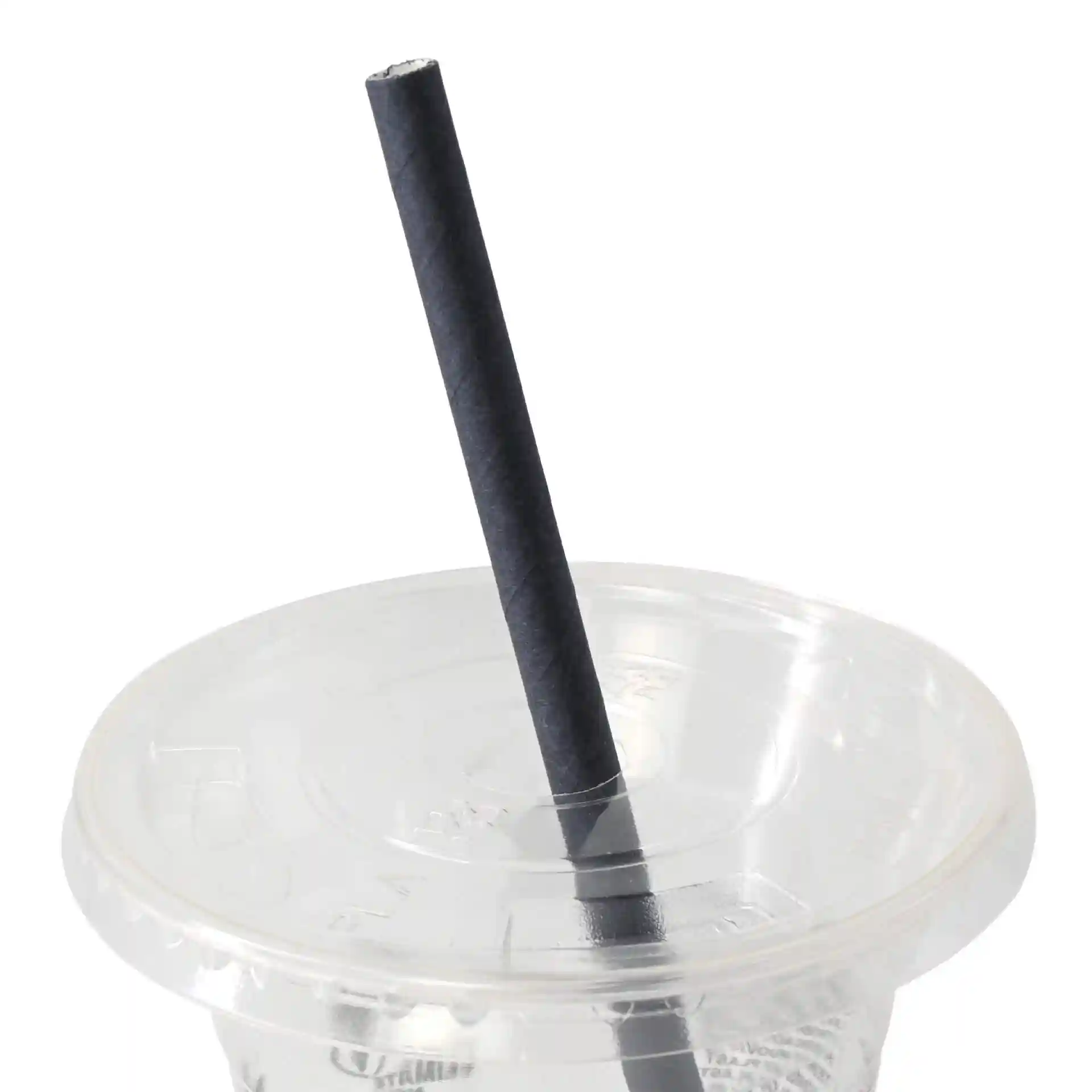 Cannuccia da cocktail nera in carta, lunga 15 cm e con un diametro di 0,7 cm, posizionata in un coperchio trasparente.