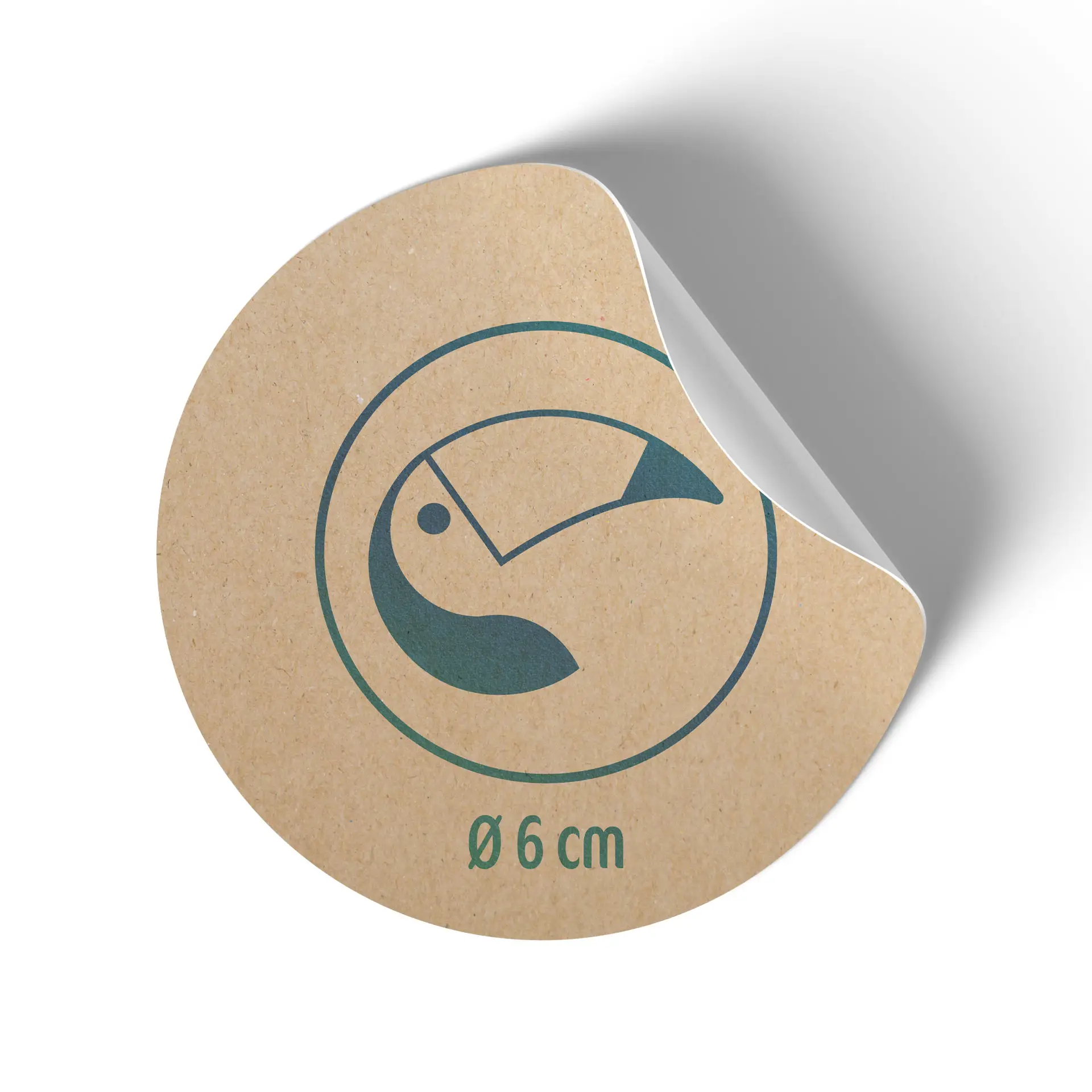 Etichetta rotonda opaca in carta kraft da 70g con grafica di un uccello e diametro di 6 cm.