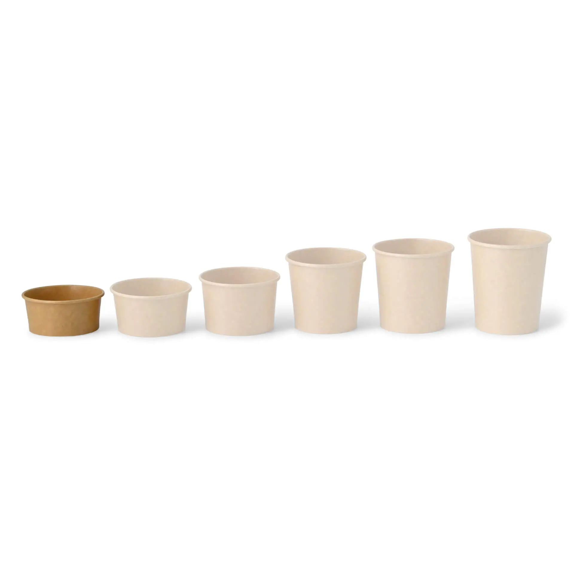Un cup in carta marrone a fuoco; diversi bicchieri beige simili mostrati con opacità ridotta.