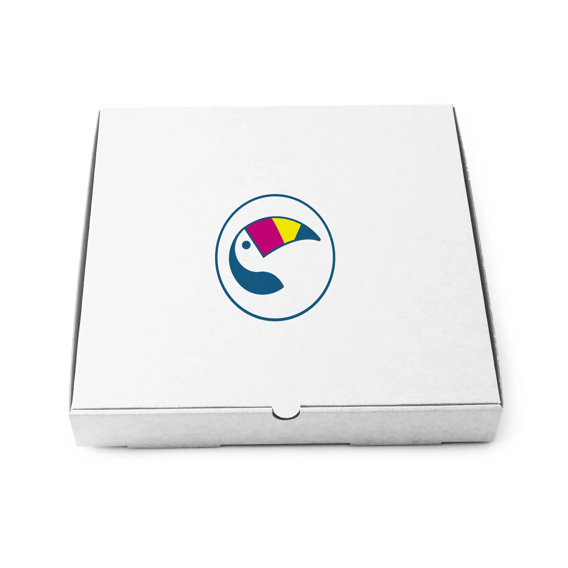 Scatola per pizza bianca con un logo circolare che presenta un design colorato di tucano sopra.