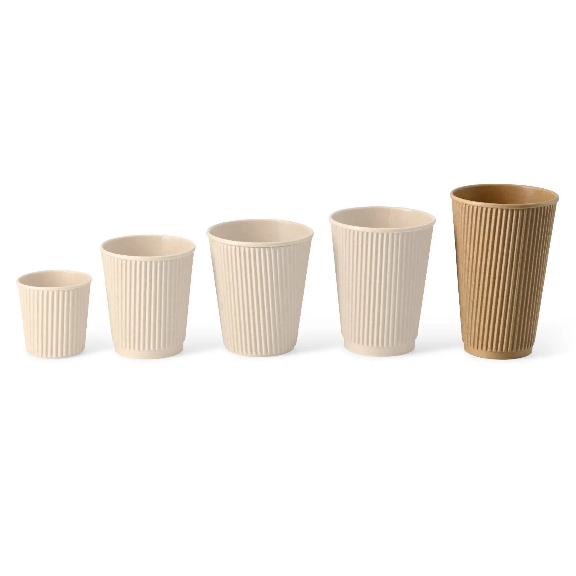 Set di cinque tazze da caffè usa e getta isolate in diverse dimensioni, con design rigato e una gradazione di colore da beige a marrone.