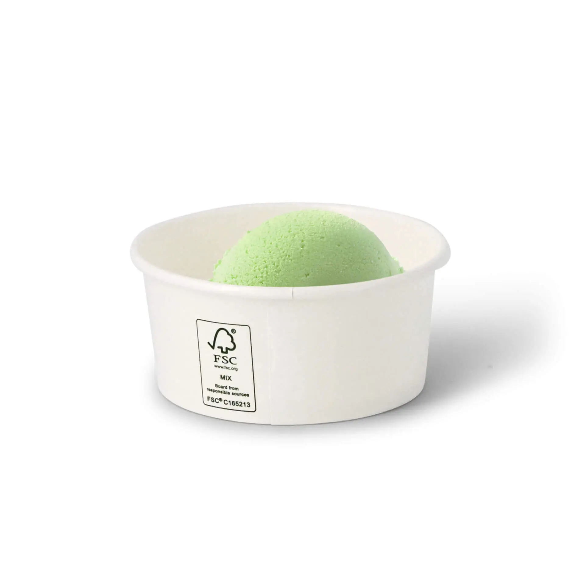 Un cucchiaio di gelato verde in un cup di carta bianca rivestito, etichettato con i marchi FSC e Climate Safe 360.