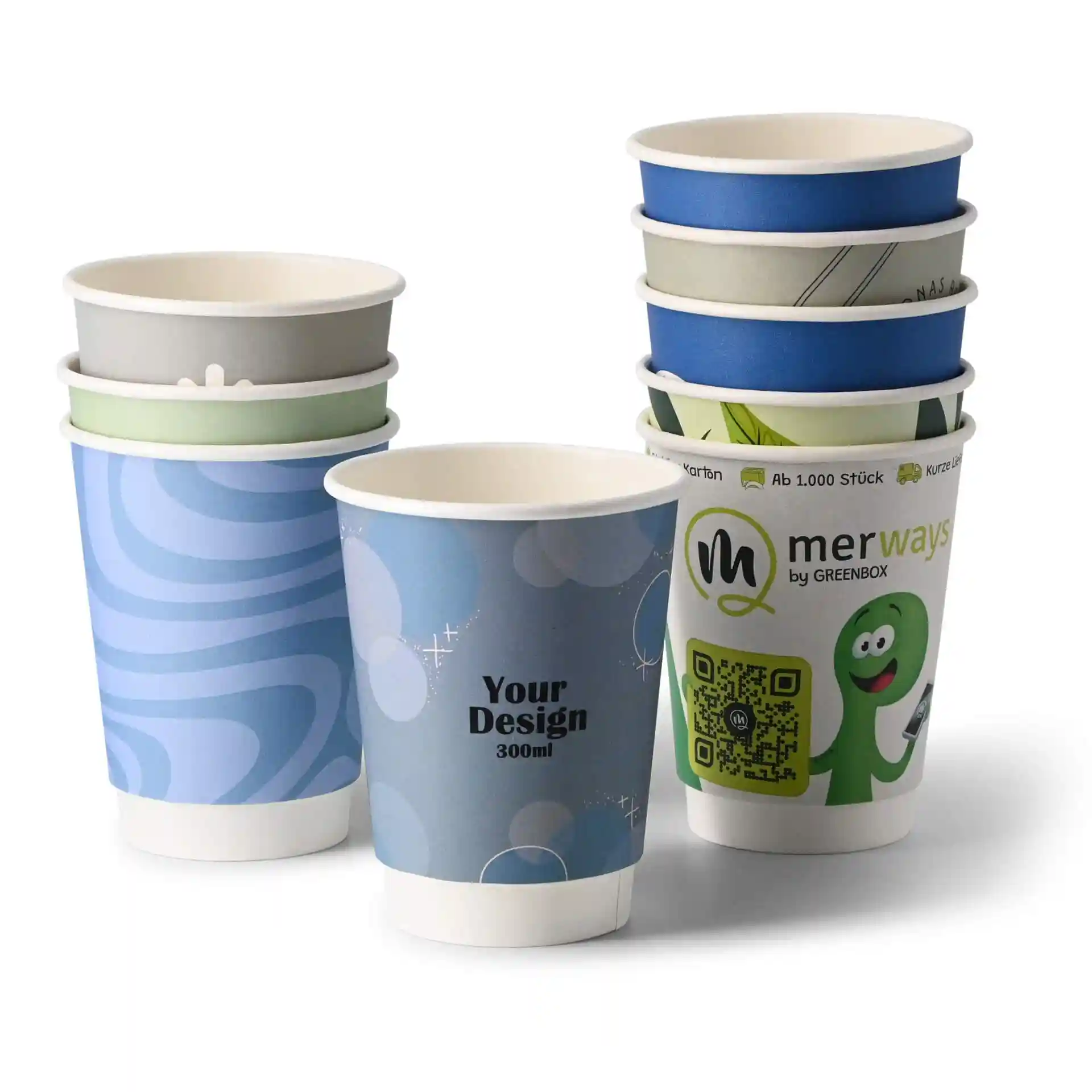 Pila di bicchieri di carta personalizzati in vari design, con un bicchiere blu con etichetta e un bicchiere verde con un personaggio.