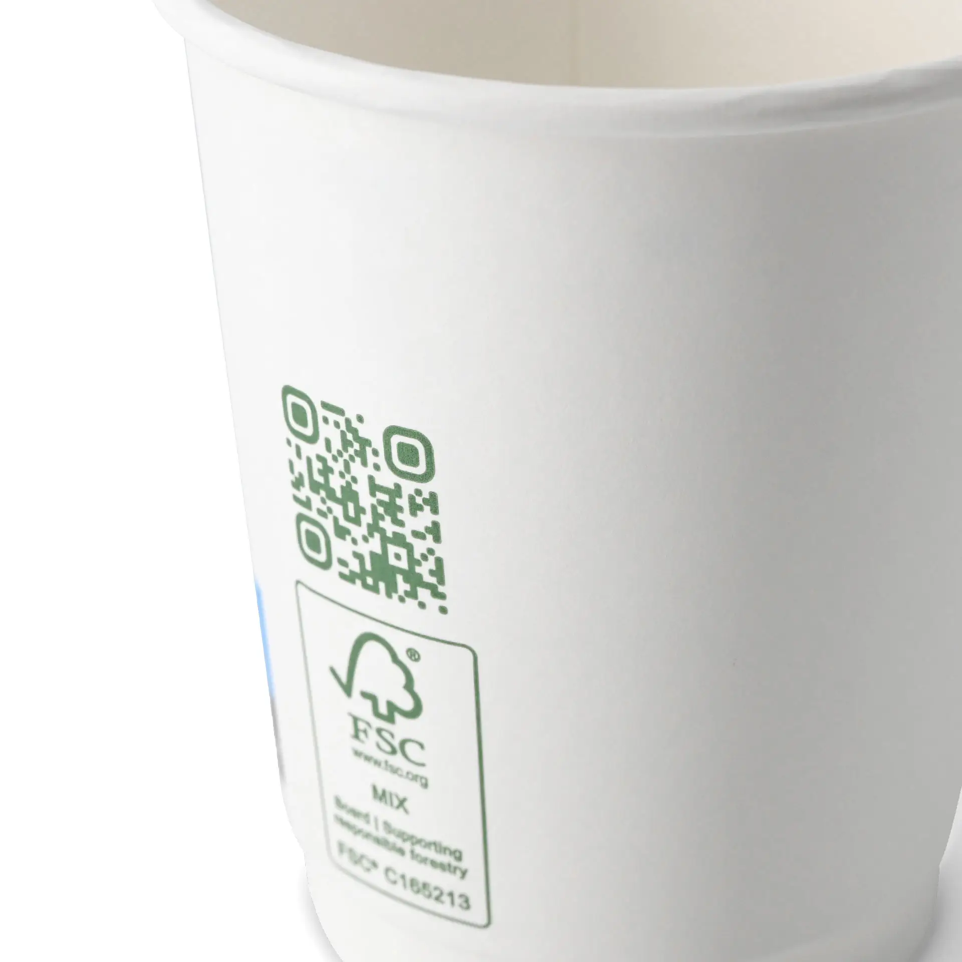 Tazza da caffè bianca a doppia parete con un diametro di 80 mm, con codice QR e etichetta FSC sul lato.