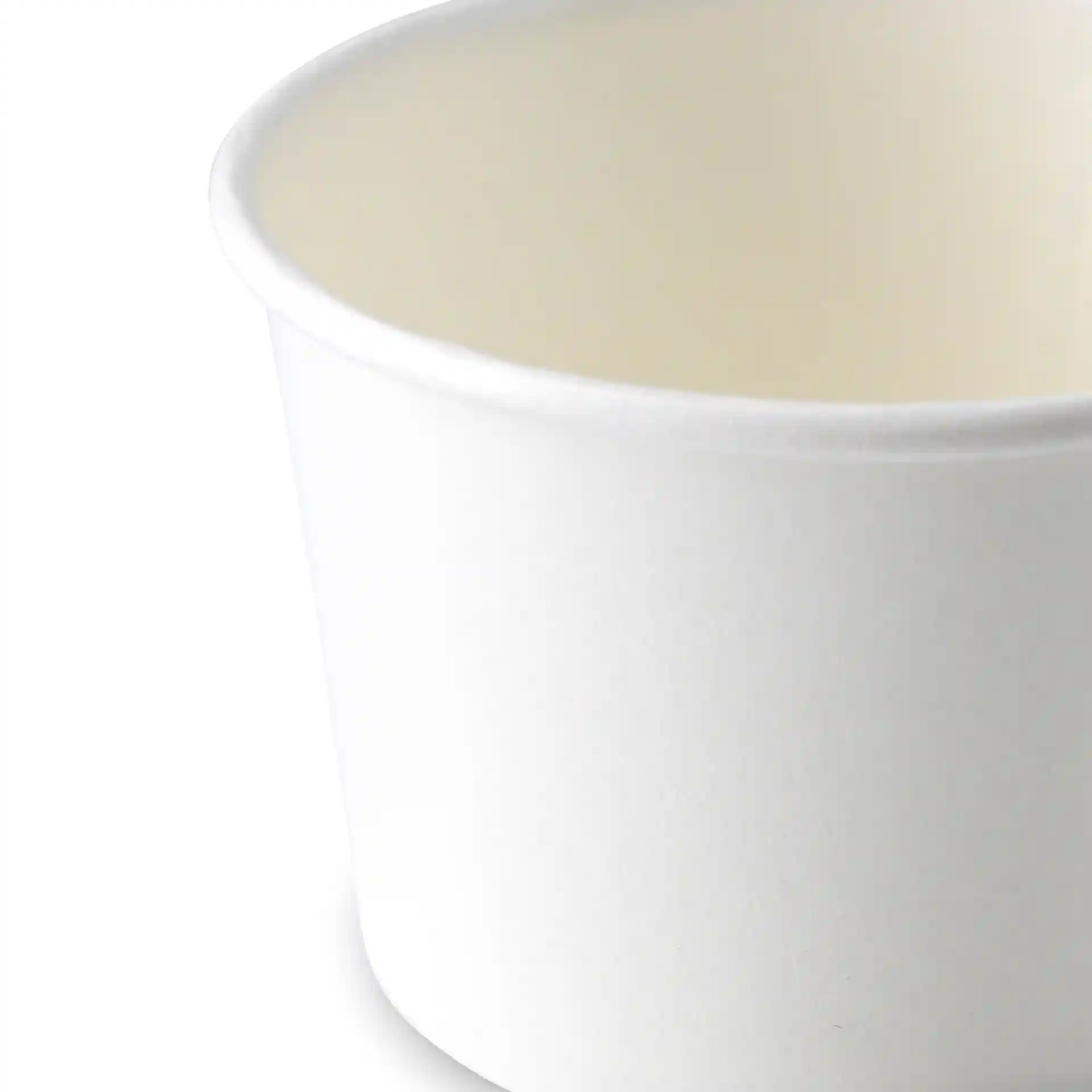 Coppetta per gelato in cartone bianco con un diametro di 76 mm e un'altezza di 50 mm, vista da una prospettiva angolata.
