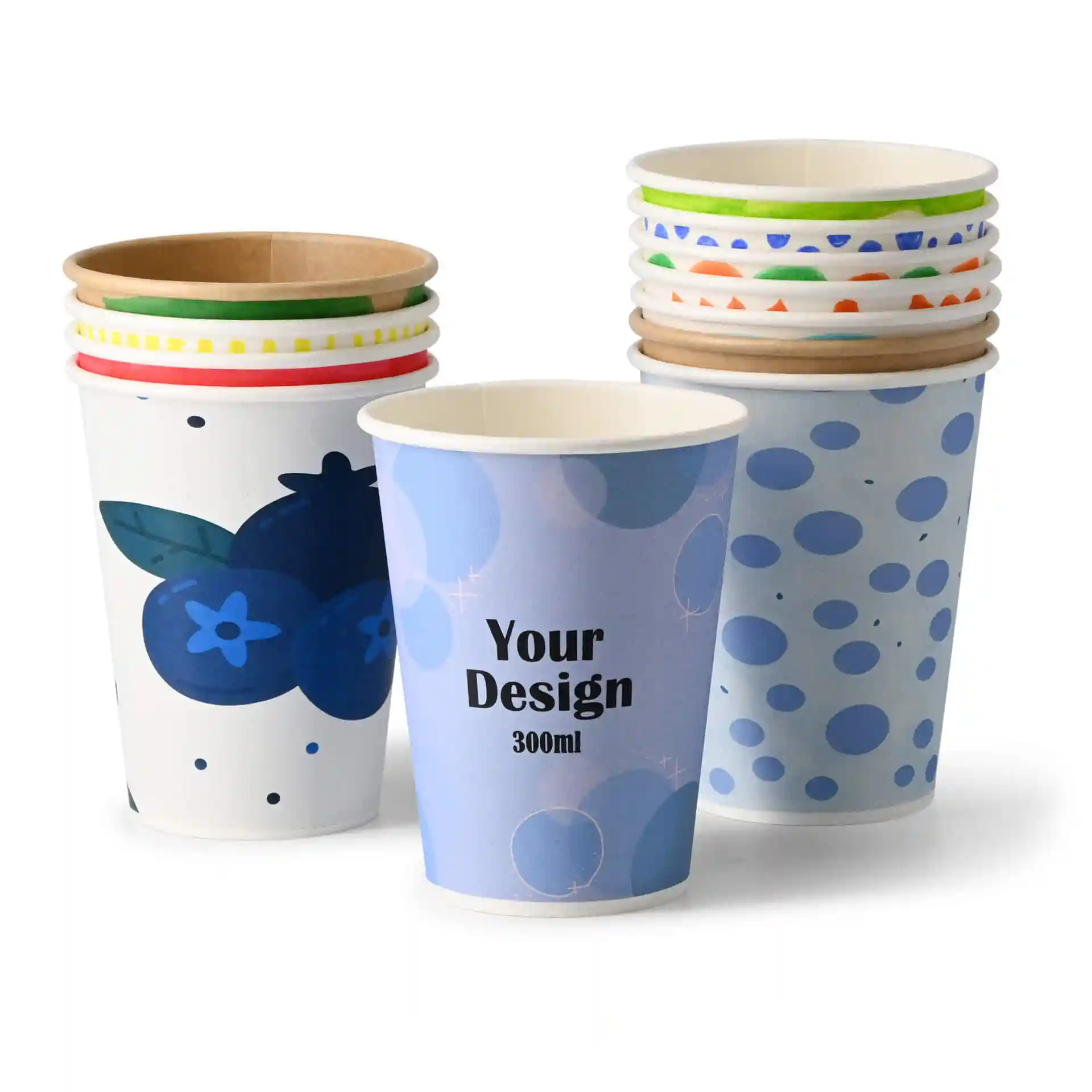 Pila di bicchieri di carta con vari design, inclusa un'illustrazione di mirtilli e un motivo a pois blu, su sfondo bianco.