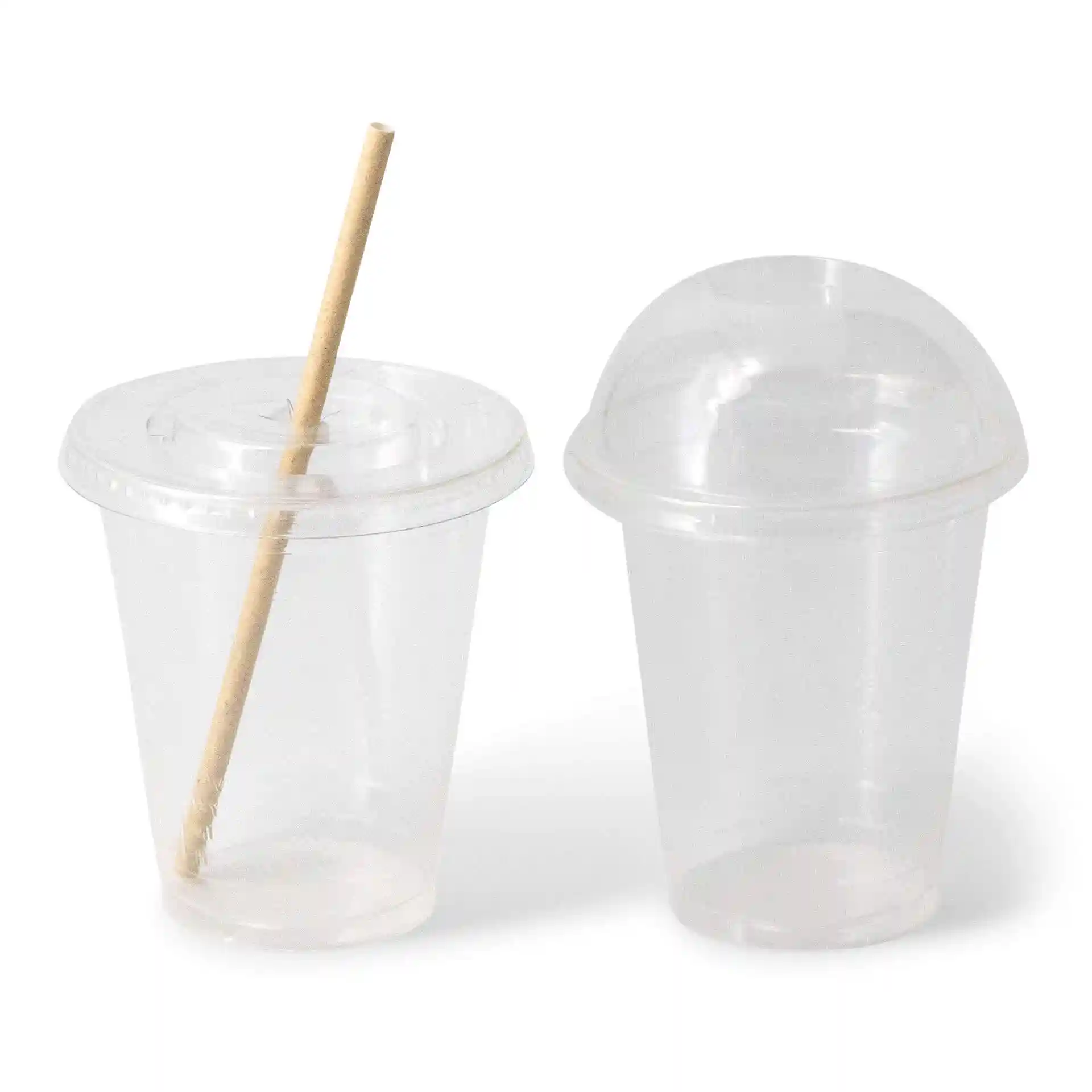Bicchieri di plastica trasparenti da 12 oz con una cannuccia, uno con coperchio piatto e uno con coperchio a cupola, su sfondo bianco.