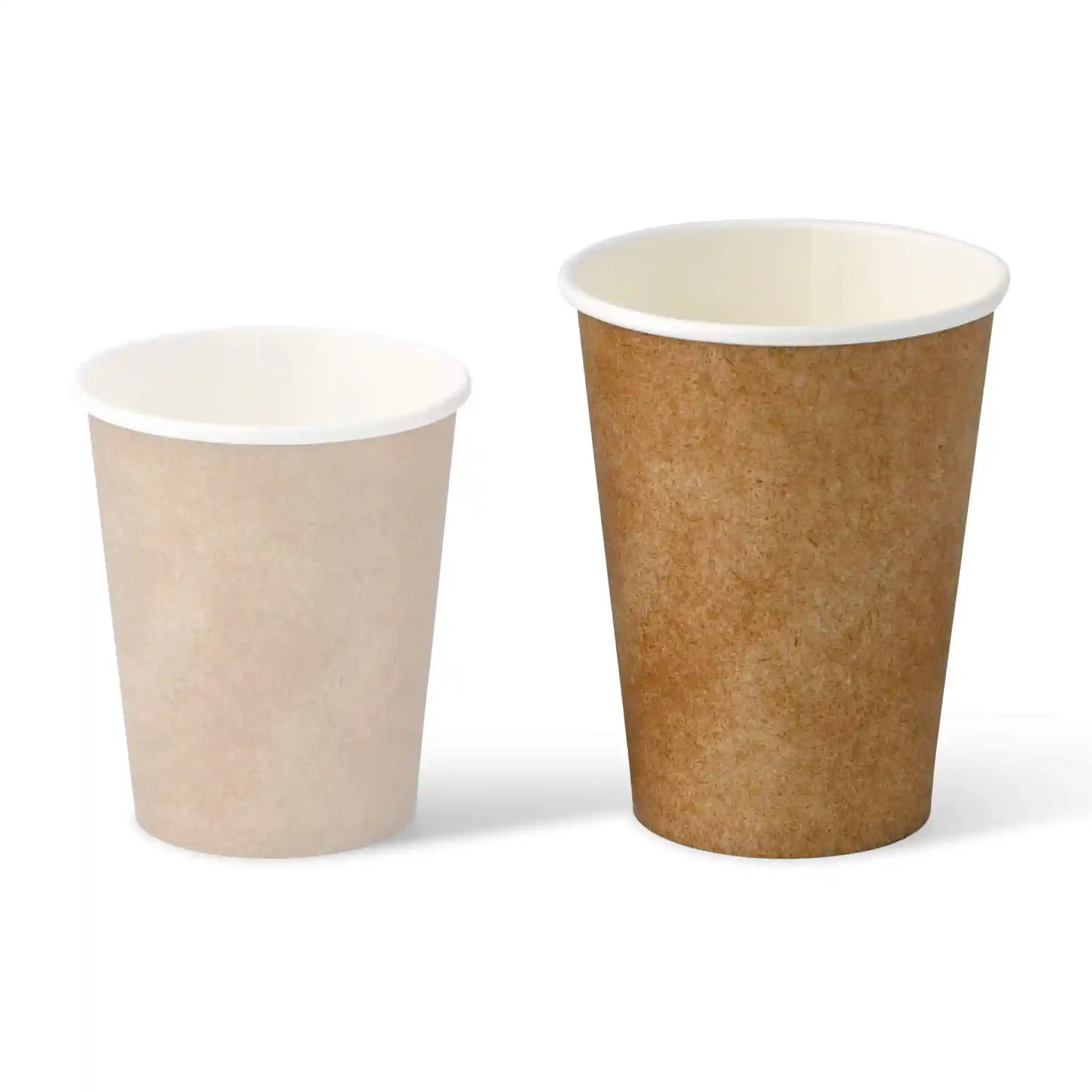 Due bicchieri di carta, uno marrone con un interno bianco e uno beige, esposti uno accanto all'altro.