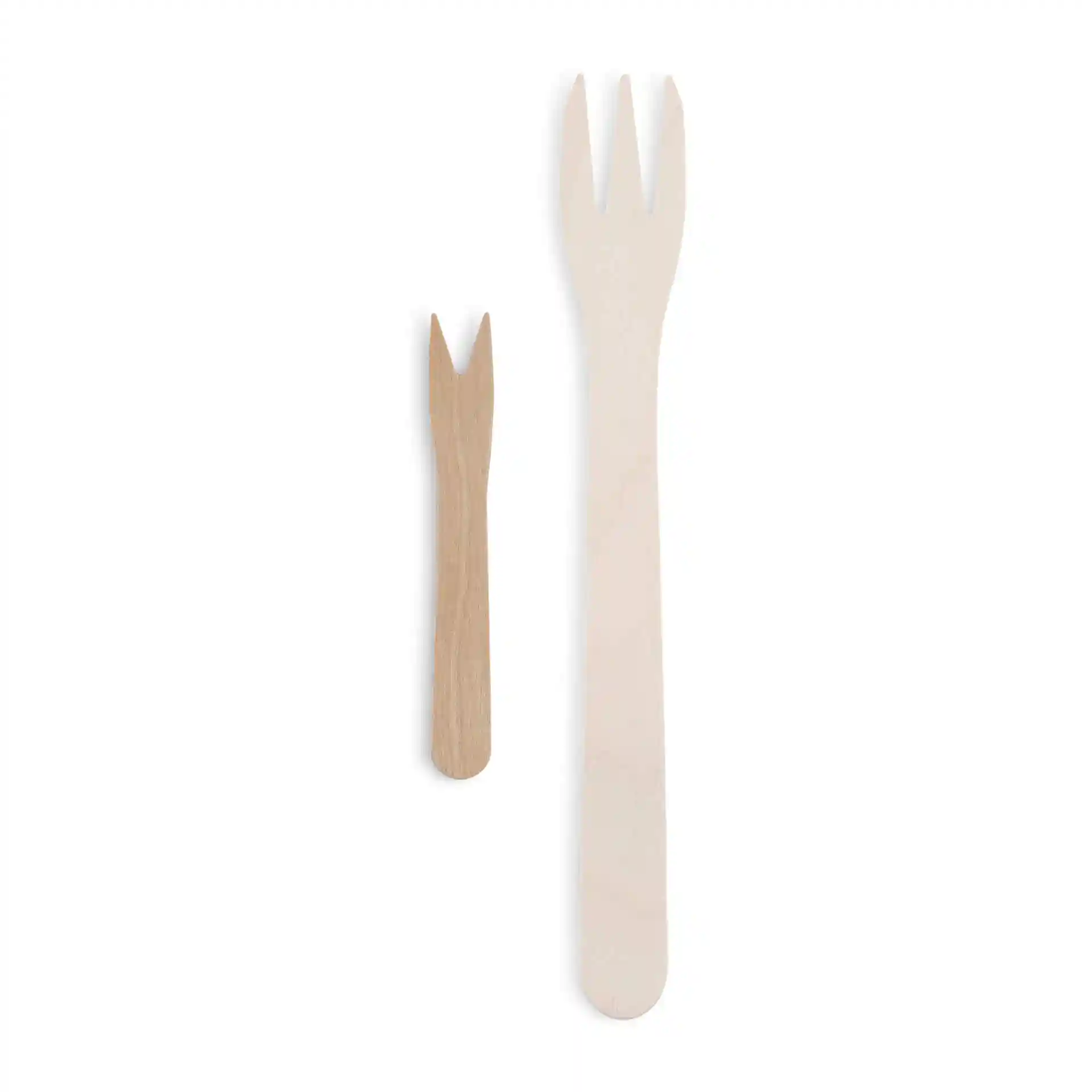 Immagine di due forchette di legno per patatine, una più grande e una più piccola, entrambe con estremità biforcute su sfondo bianco.