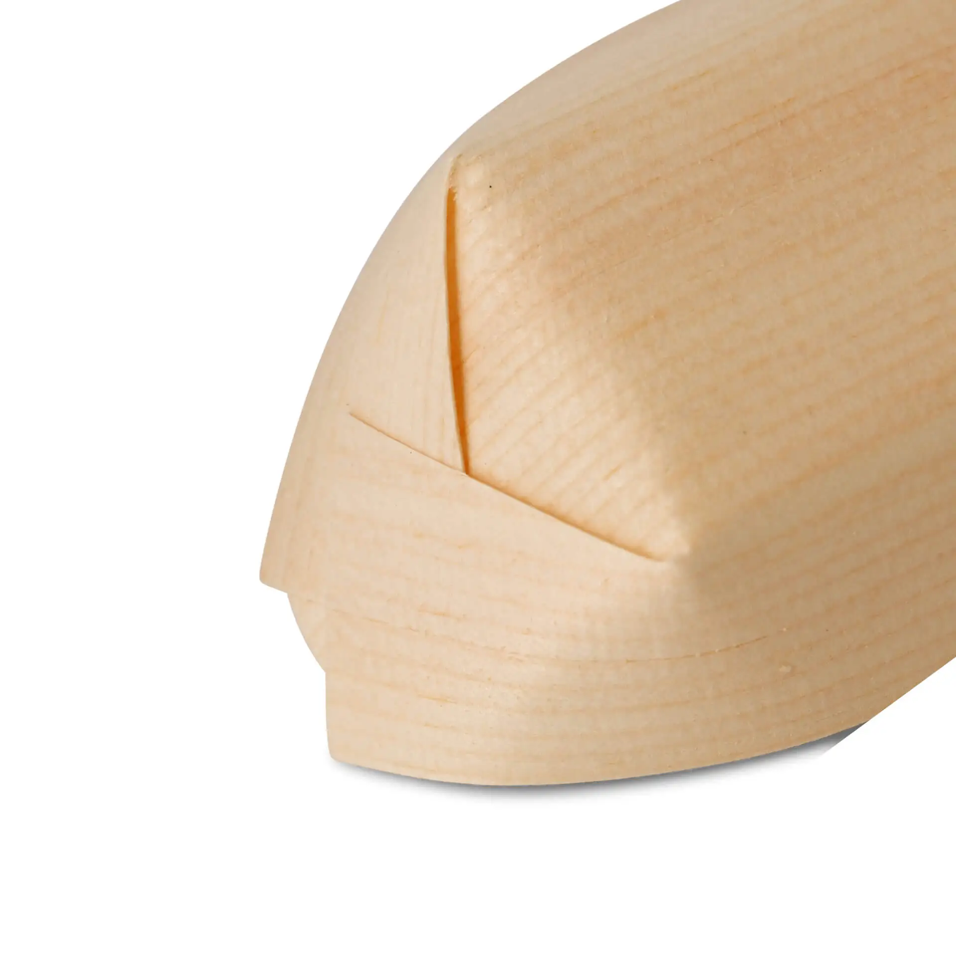 Primo piano di un oggetto in legno a forma di barca con bordi lisci e una finitura marrone chiaro.
