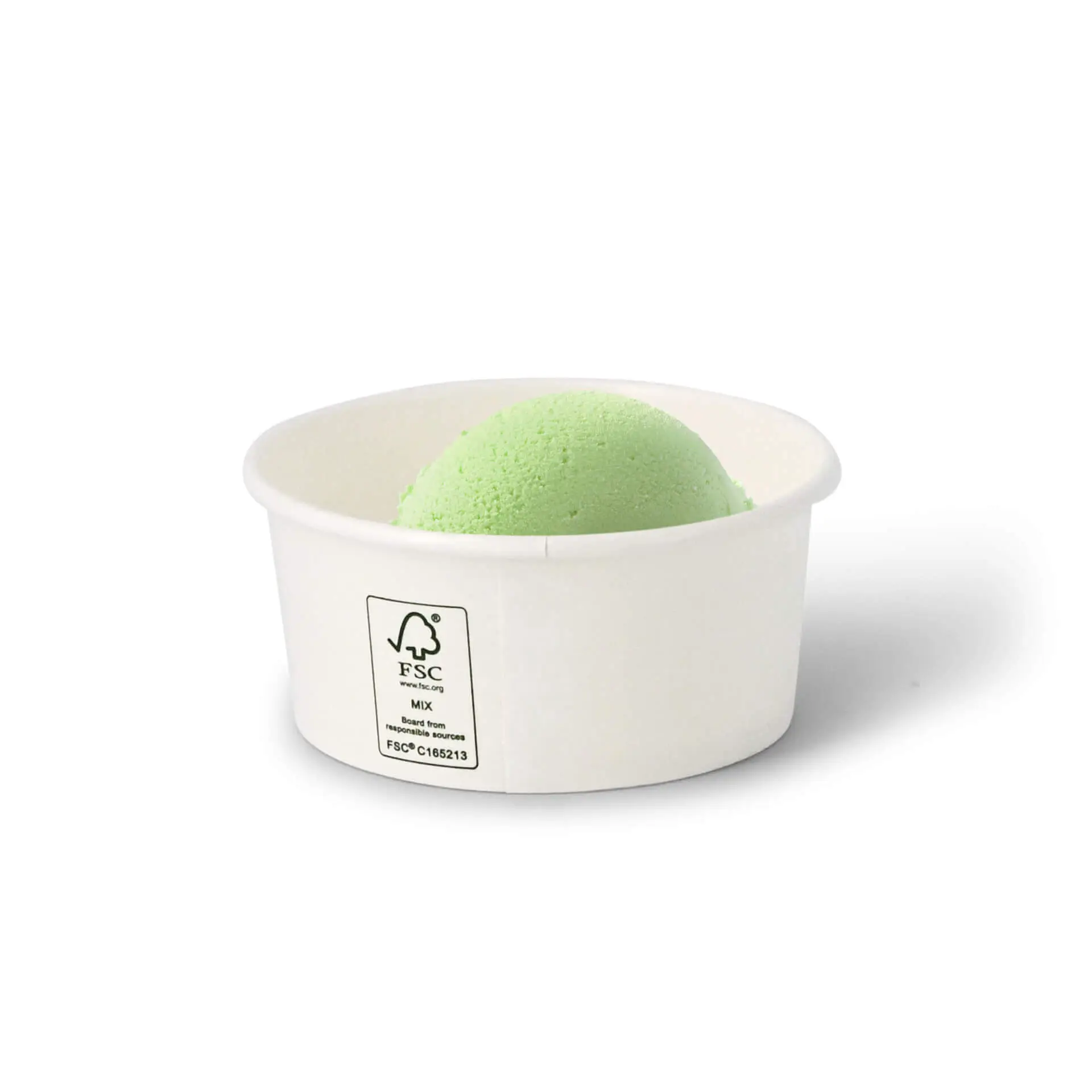 Un bicchiere di carta bianca per gelato con una pallina di gelato verde; presenta etichette con certificazione FSC e grafiche Climate Safe 360.