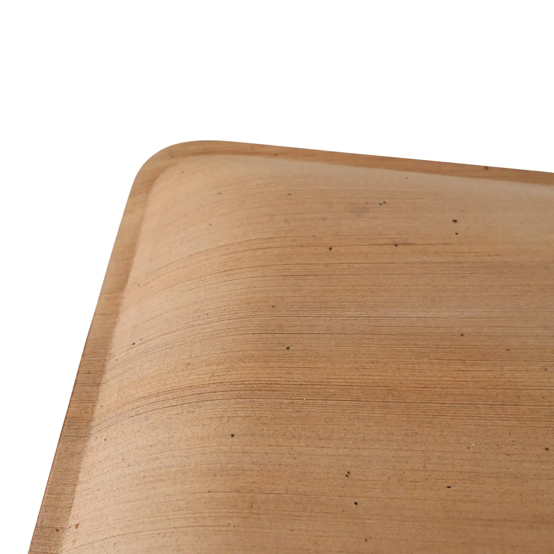 Un piatto quadrato in foglia di palma con bordi arrotondati, che mostra una superficie liscia e un motivo di venatura naturale.