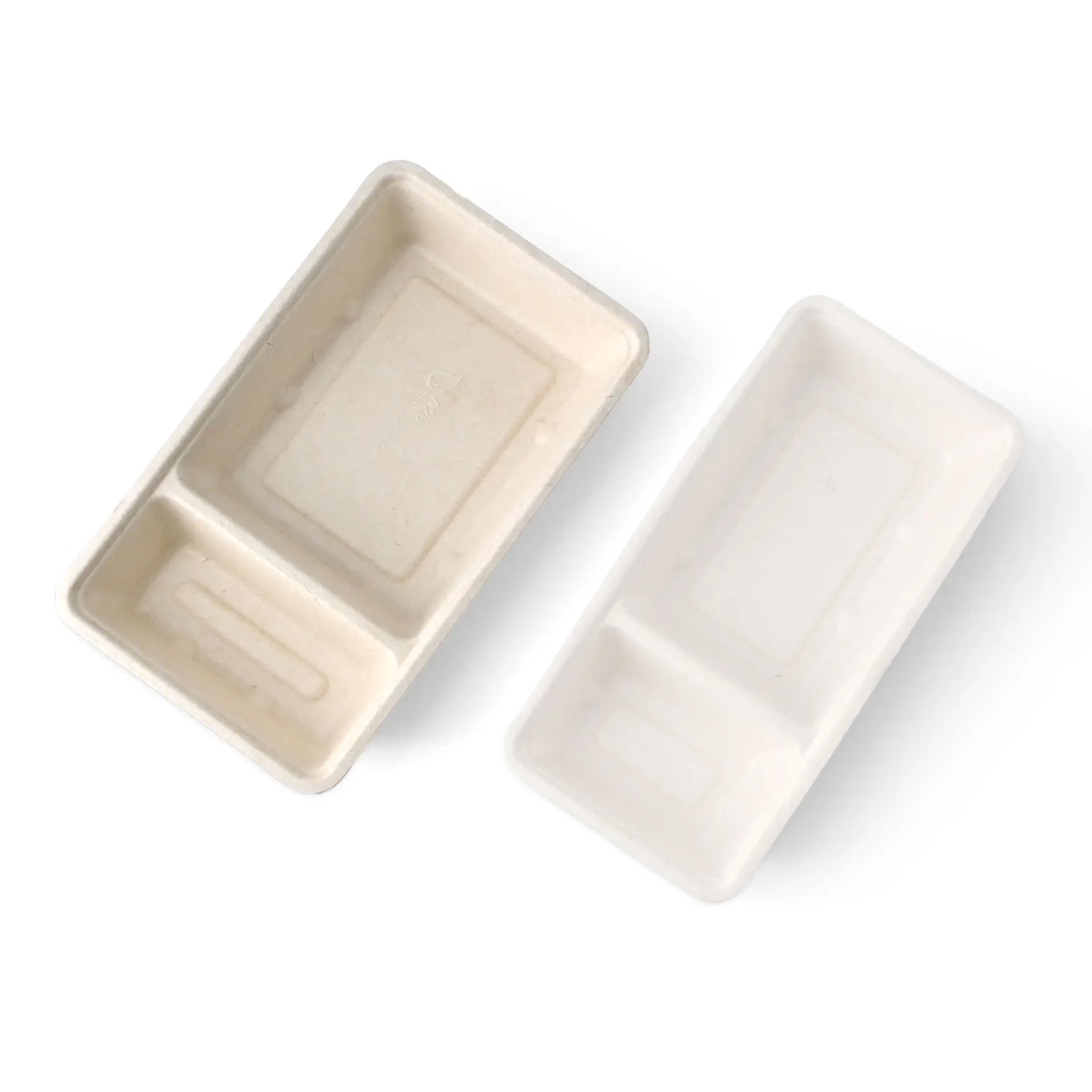 Due vassoi per chips in bagassa biodegradabile con scomparti; ideali per servire snack come le patatine con salse.