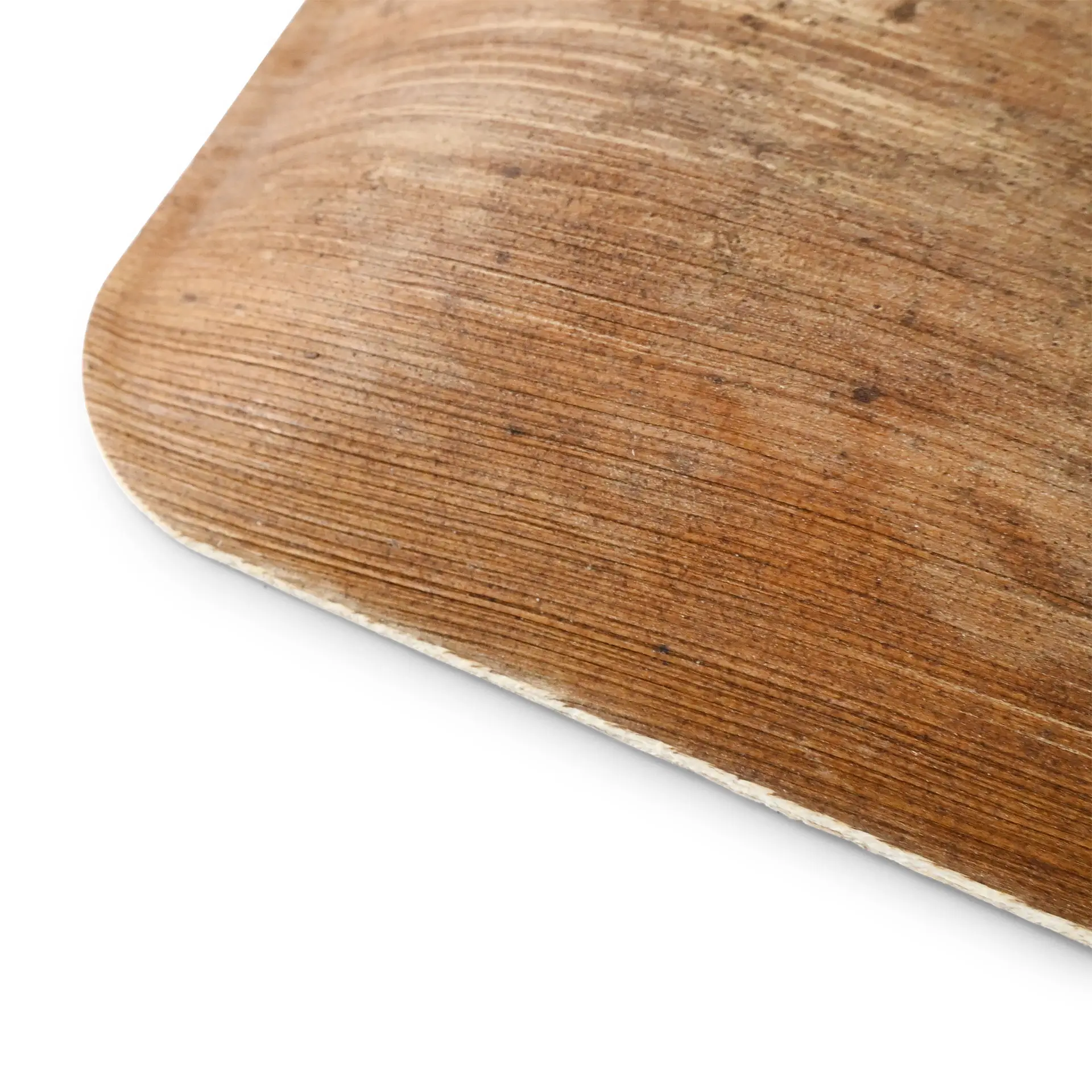 Piatto quadrato in foglia di palma con texture a grana naturale; sostenibile, leggero e robusto per varie applicazioni.