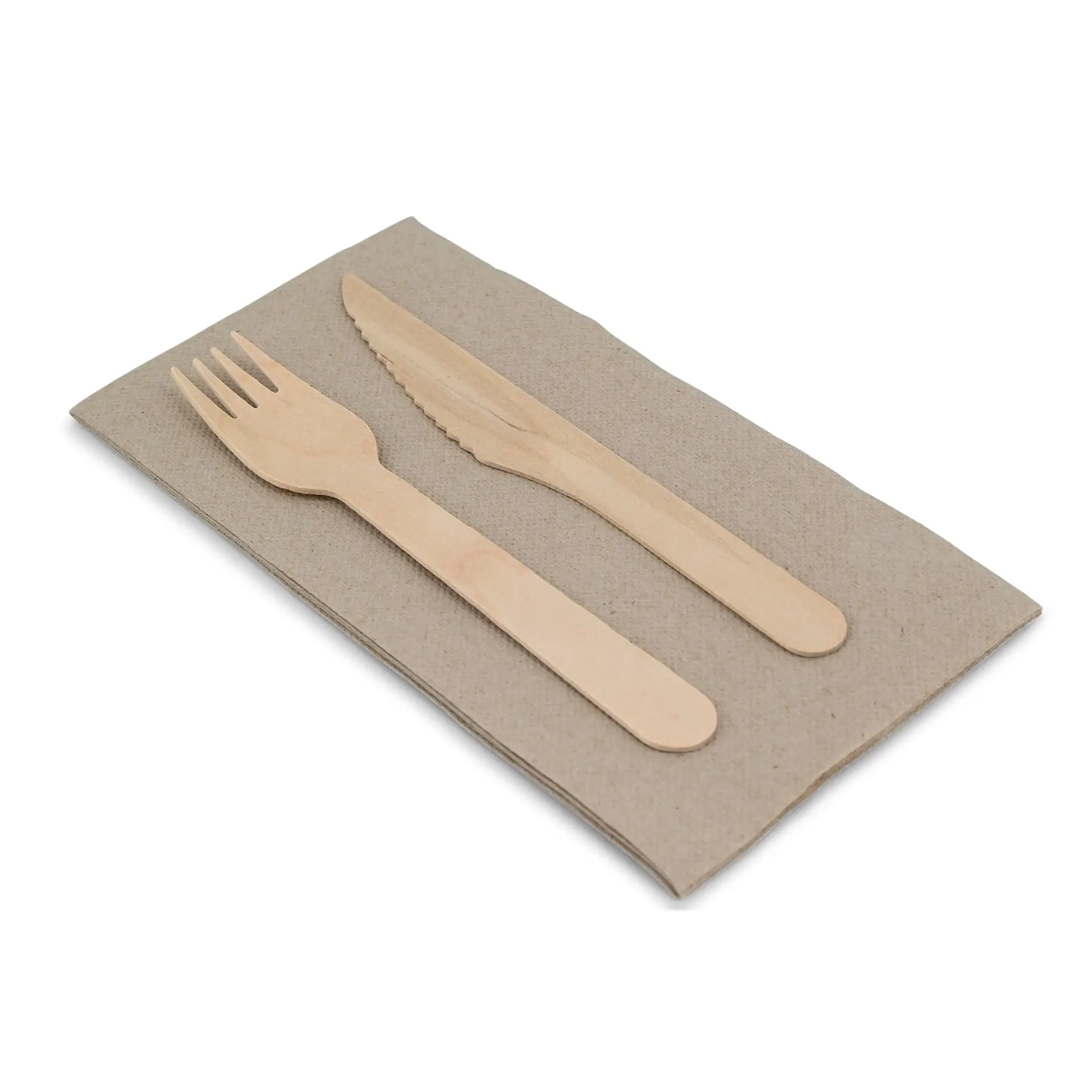 Set di posate in legno composto da una forchetta e un coltello su un tovagliolo di carta rettangolare non sbiancato.