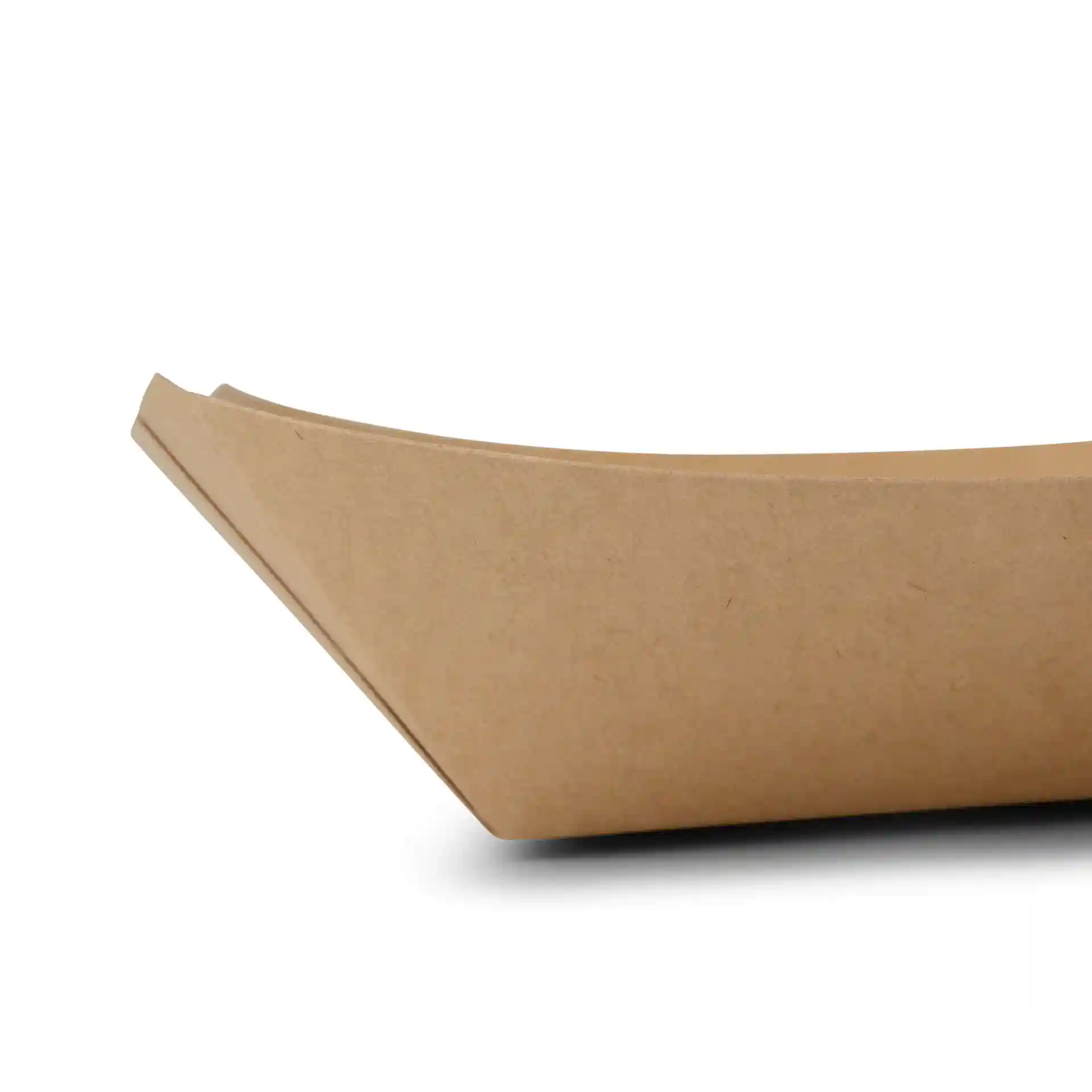 Vassoio per snack in cartone marrone con superficie rivestita, bordi curvi e design poco profondo.