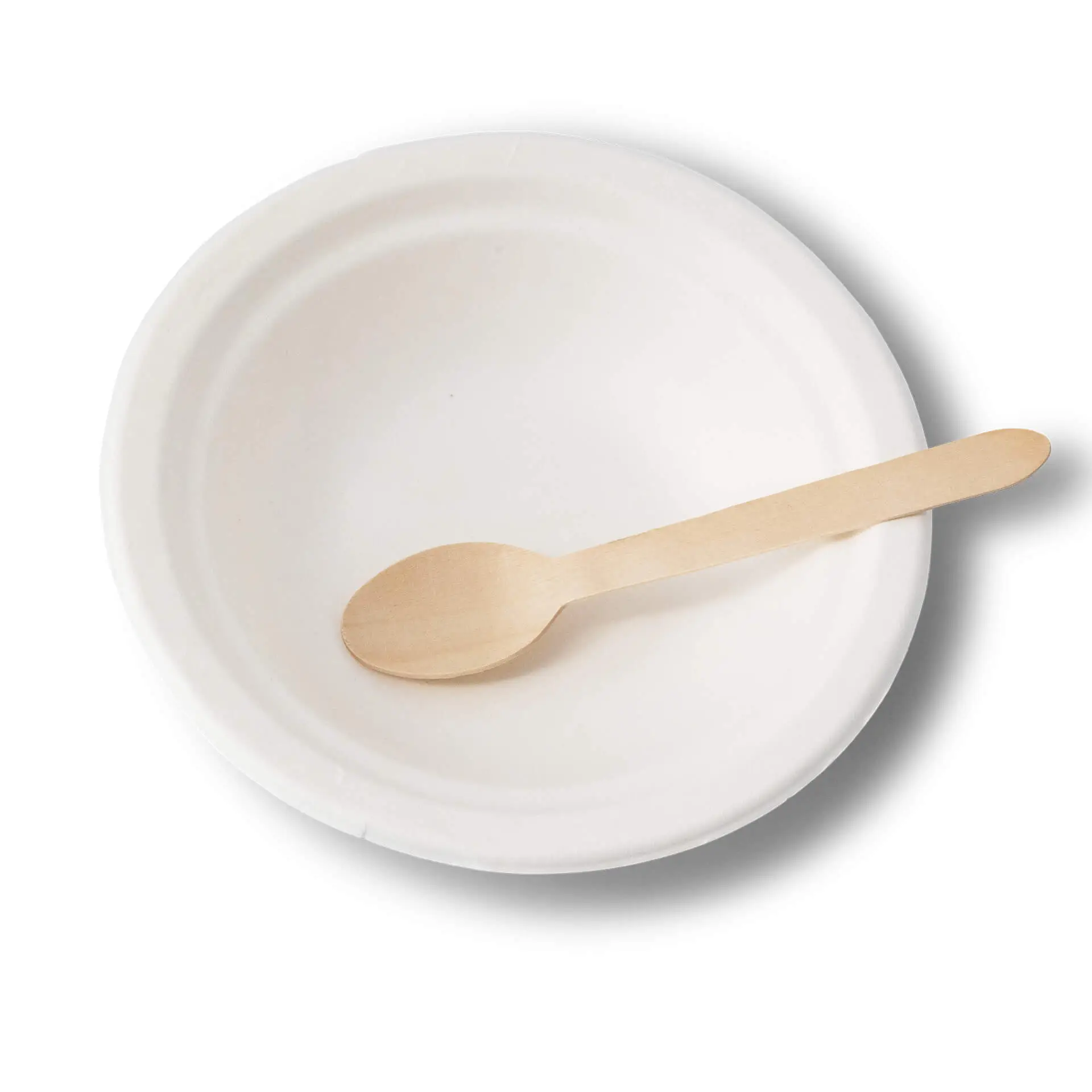 Una ciotola rotonda bianca in canna da zucchero con un cucchiaio di legno all'interno, adatta per piatti caldi e freddi.