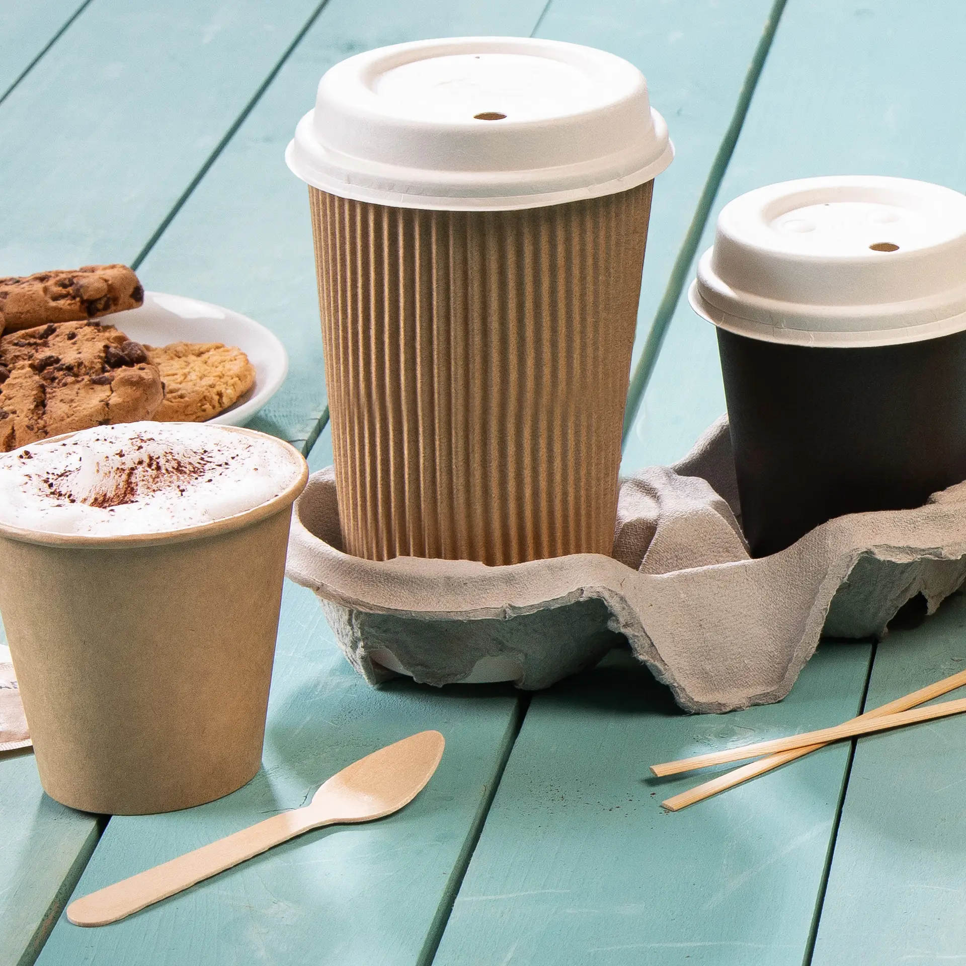 Riffelbecher / Coffee to go Becher 400 ml / 16 oz, Ø 90 mm, braun, innen weiß, PLA-beschichtet