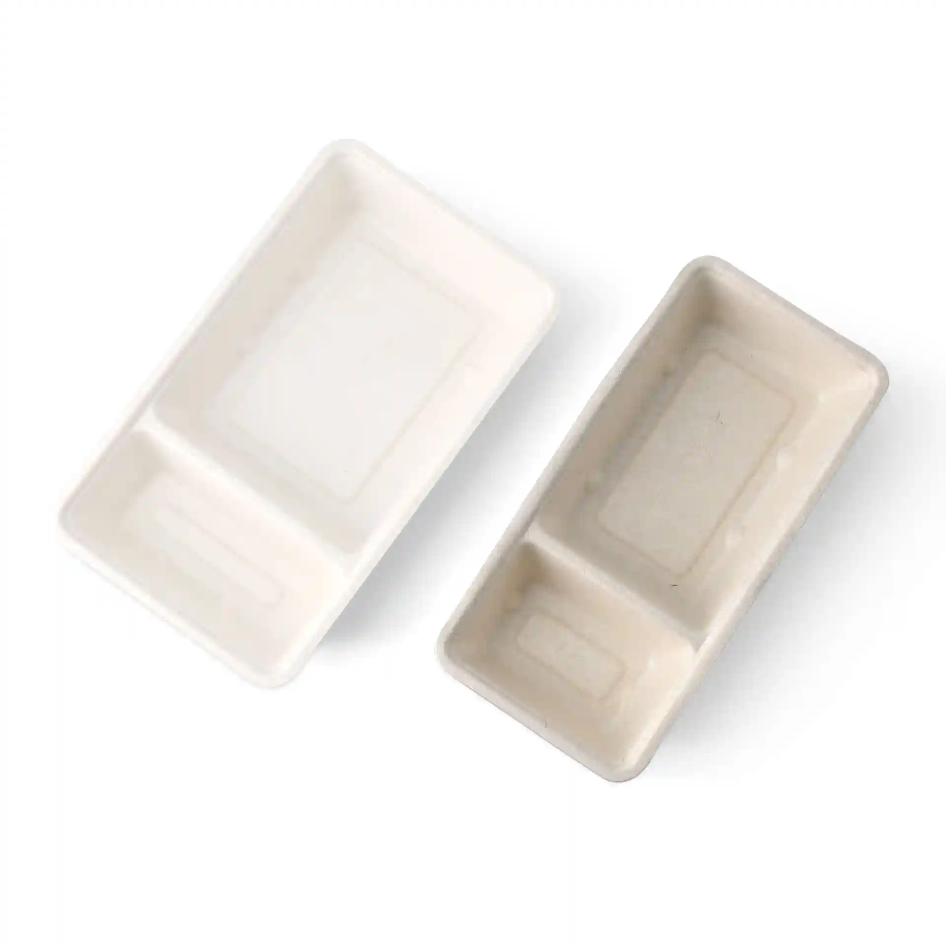 Vassoio rettangolare in bagassa bianco crema con due scomparti, misura 9,5 x 20 x 3,5 cm.