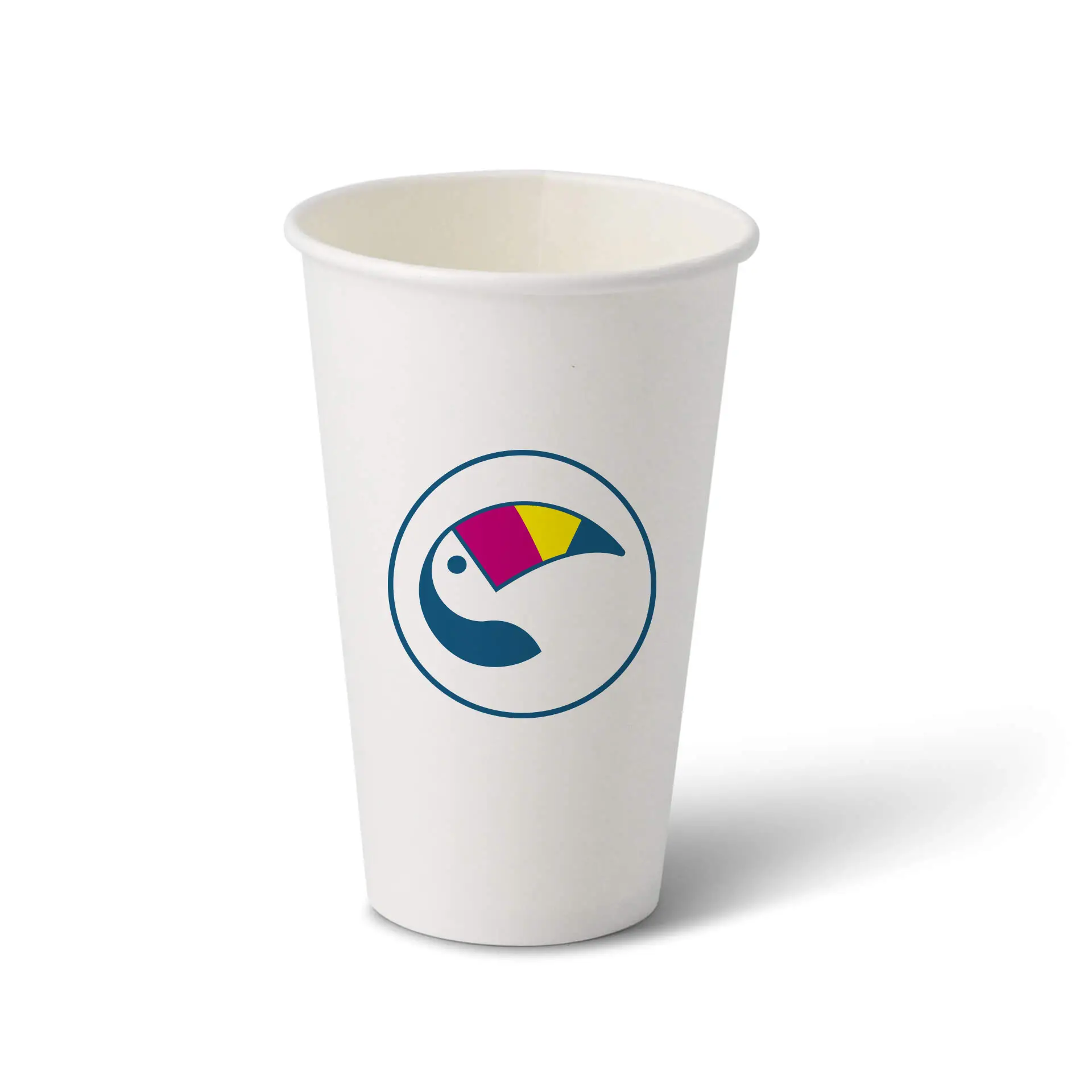 Un bicchiere di carta bianco con un logo che presenta un design stilizzato di tucano. Adatto per bevande calde, capacità di 400 ml.