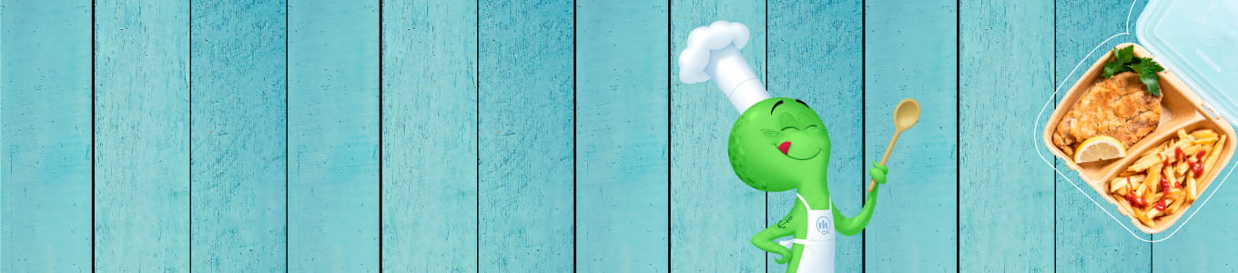 Personaggio chef cartone animato verde con un cucchiaio accanto a un contenitore di cibo; sfondo in legno blu.