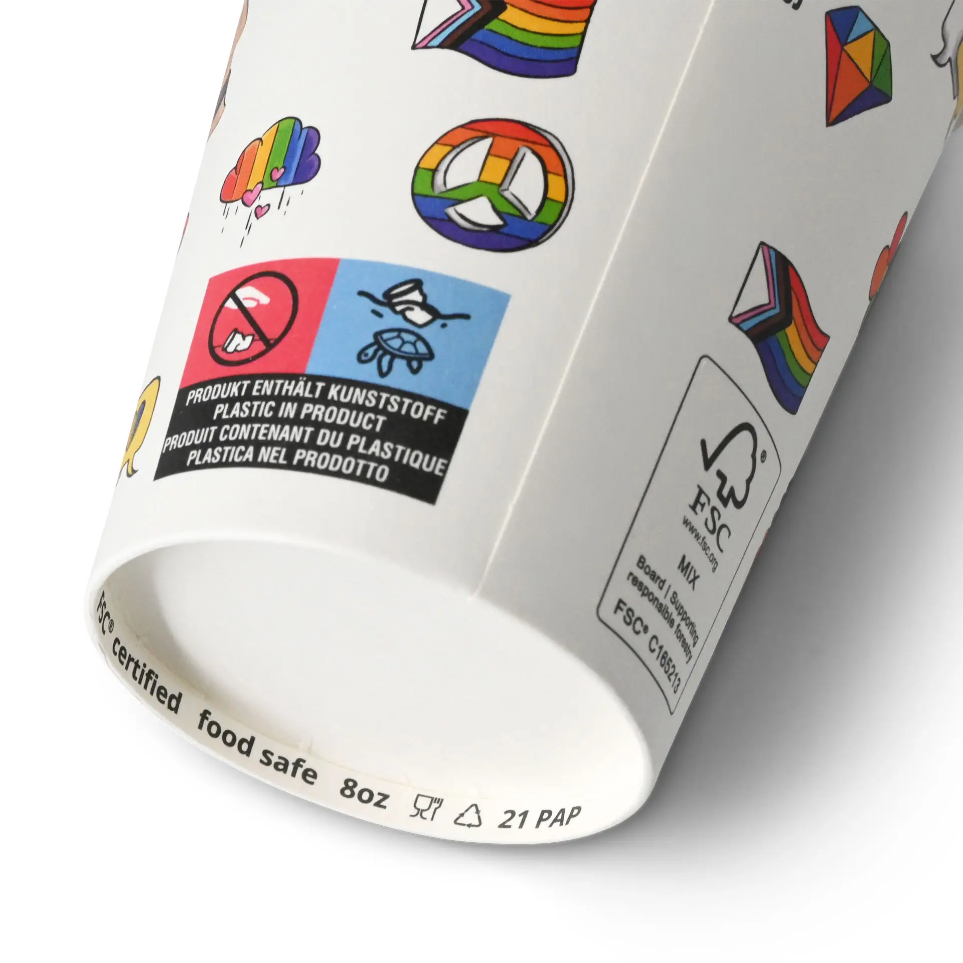 Bicchiere di carta bianco con design stampati, tra cui arcobaleni e simboli, con un'etichetta blu e un marchio di certificazione.