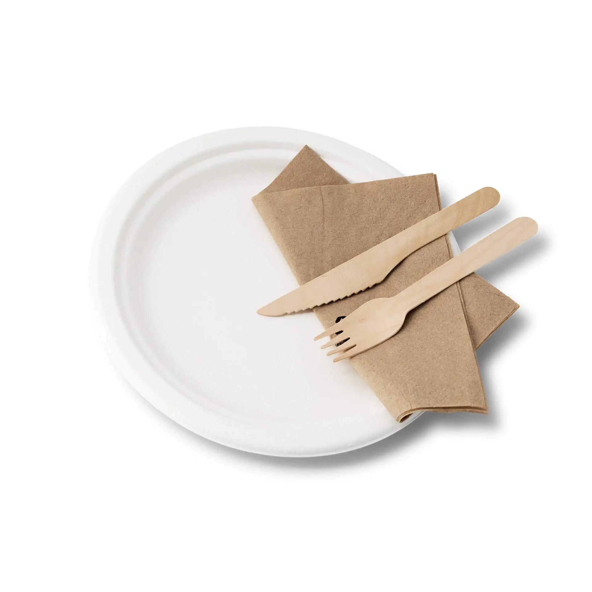 Un piatto rotondo bianco in canna da zucchero con un tovagliolo marrone e un coltello e una forchetta di legno sopra.