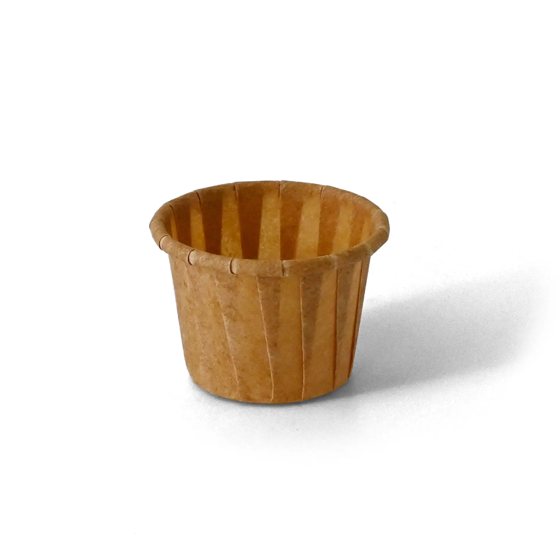 Cup in carta biodegradabile marrone, capacità di 15 ml, ideale per salse o piccole porzioni su sfondo neutro.