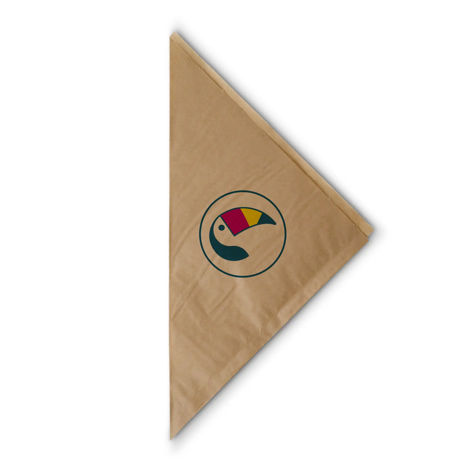 Sacchetto a cono di carta marrone con un logo circolare che presenta un tucano stilizzato; adatto per patatine e snack.