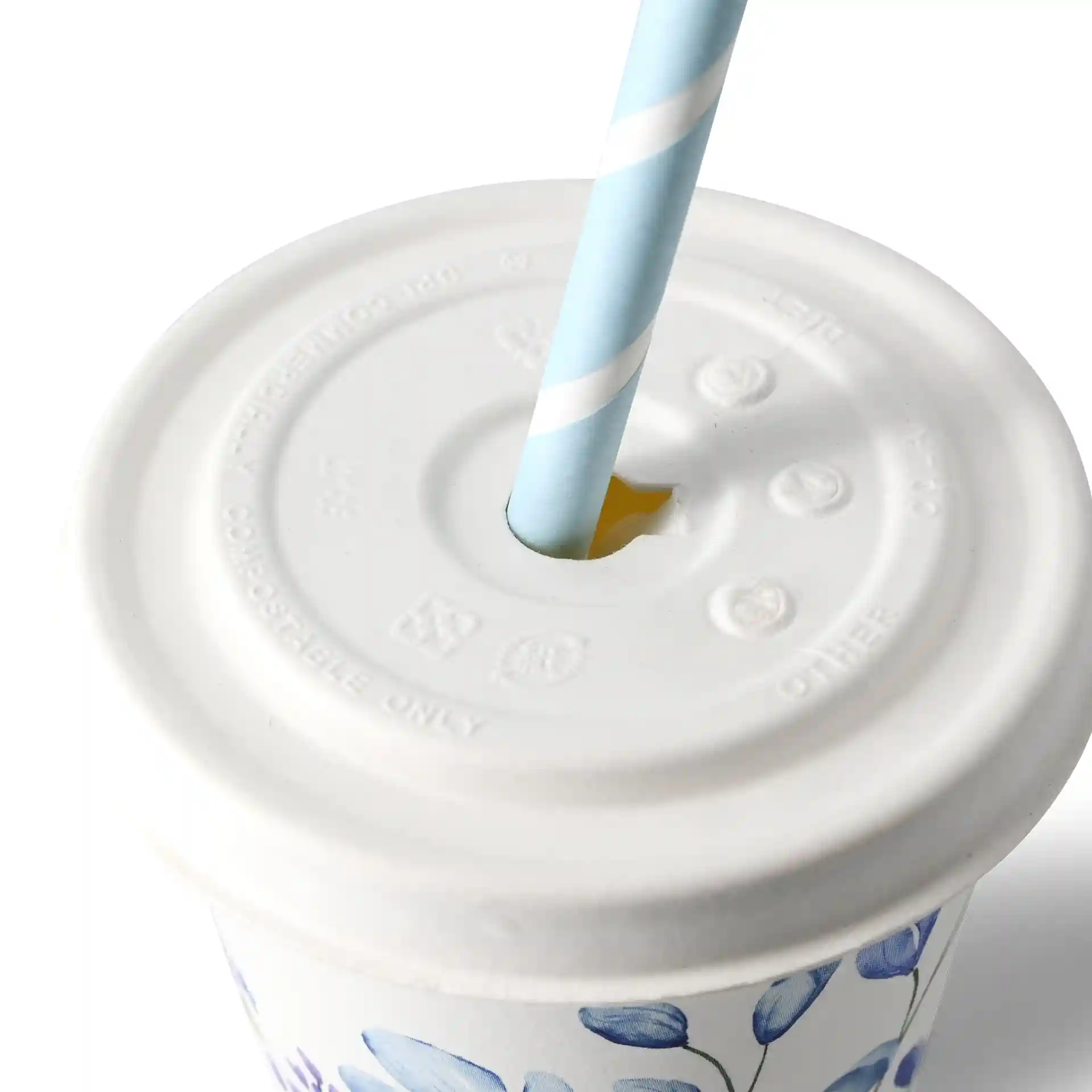 Coperchio in cartone bianco con foro per cannuccia, progettato per un bicchiere di 90 mm di diametro.