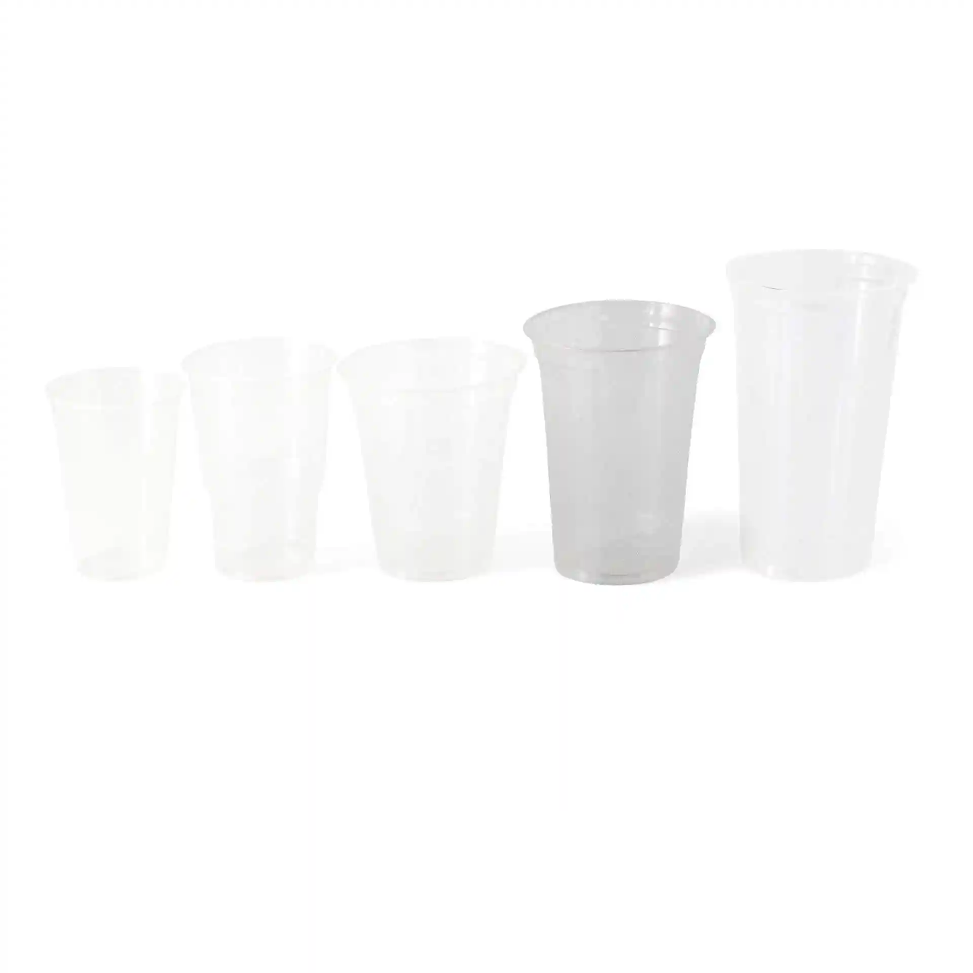 Set di cinque bicchieri di plastica trasparente di diverse dimensioni, disposti dal più piccolo al più grande.
