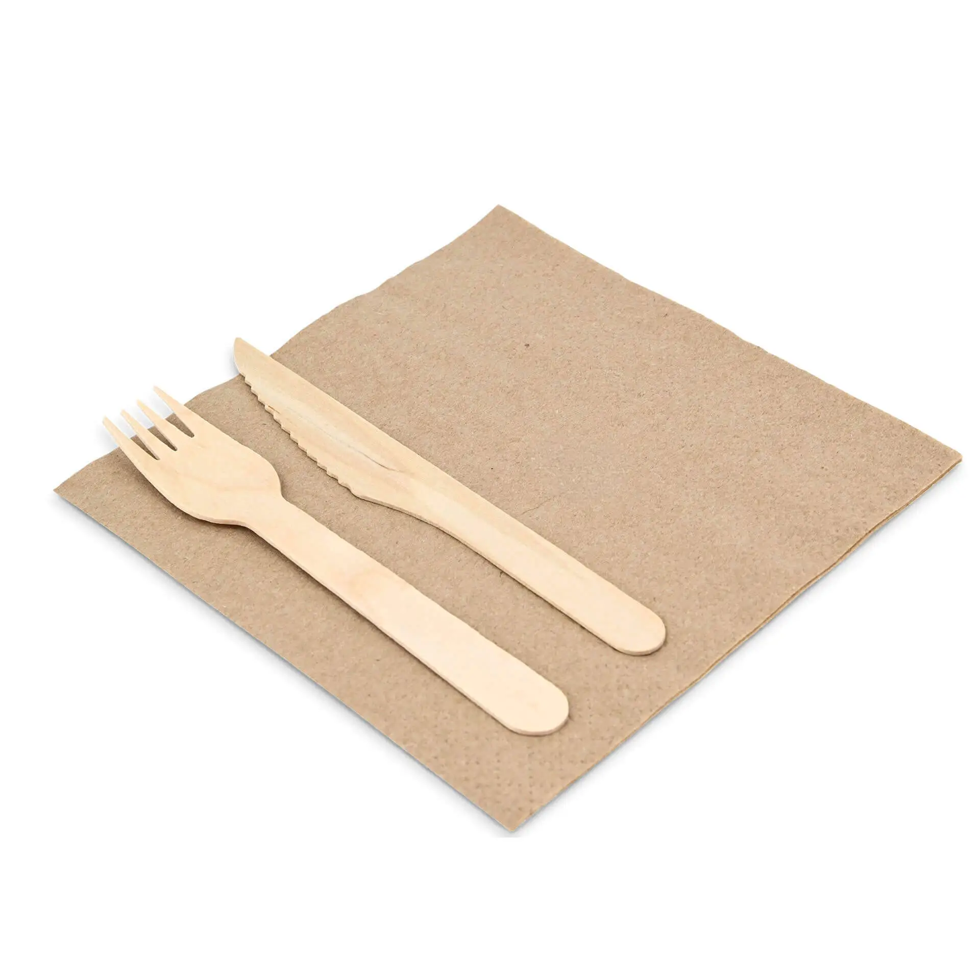 Set di posate in legno composto da una forchetta e un coltello su un tovagliolo quadrato in carta non sbiancata.