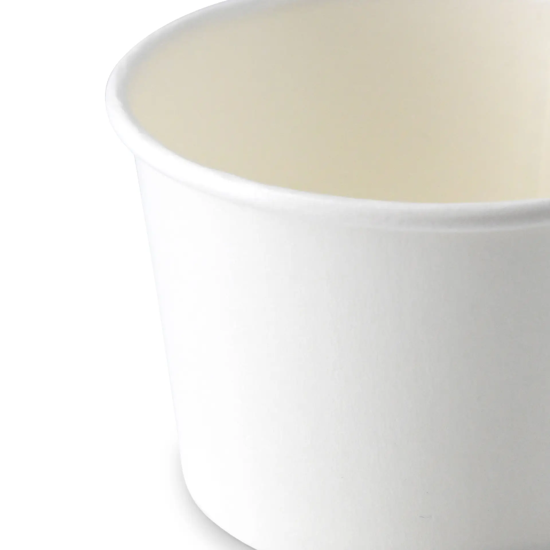 Un cup in carta bianca con superficie liscia e bordo leggermente arrotolato.