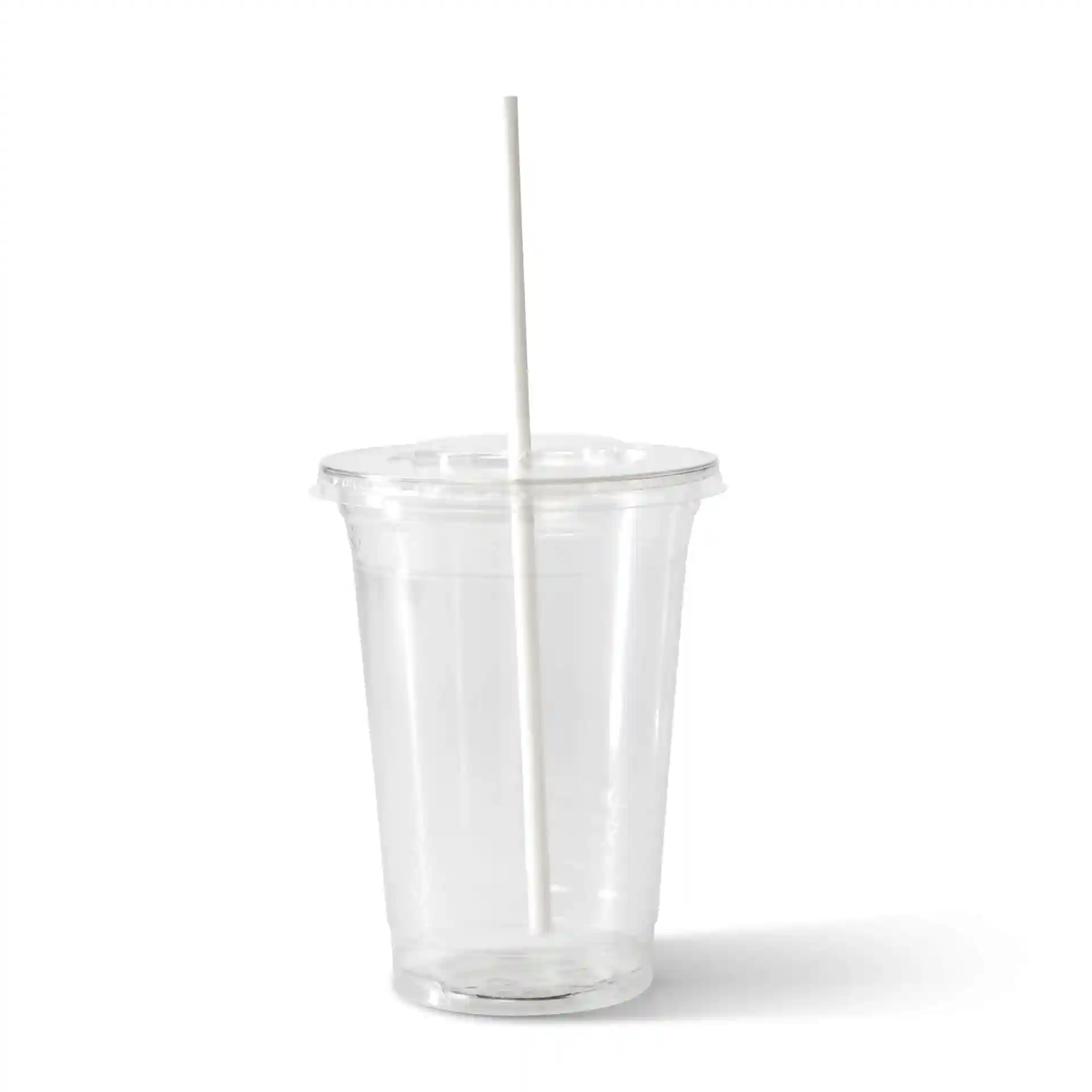 Bicchiere di plastica trasparente con una cannuccia di carta bianca inserita, su uno sfondo semplice.