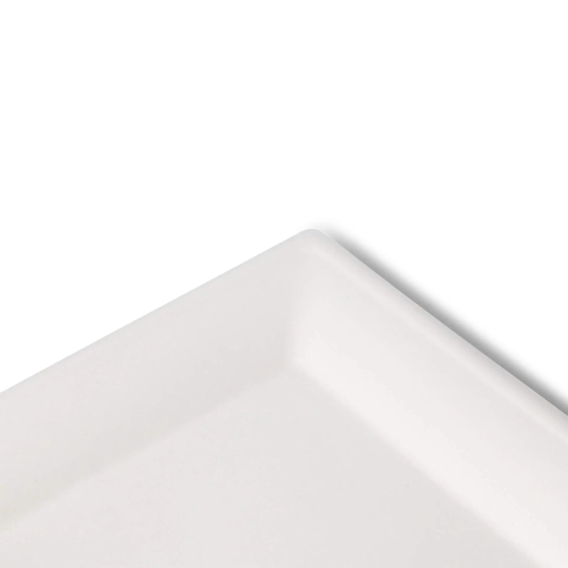 Piatto quadrato bianco in canna da zucchero, realizzato in bagassa; adatto per piatti caldi e freddi; design ecologico e biodegradabile.