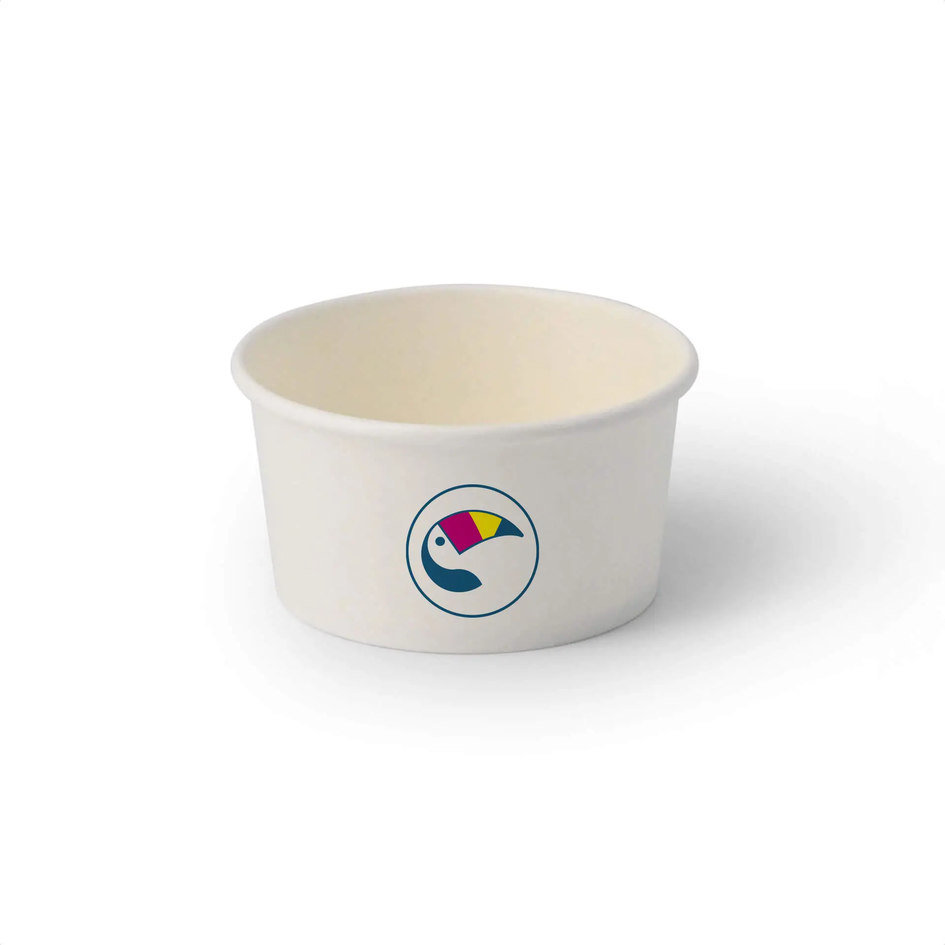 Una coppetta bianca per gelato con un logo colorato; progettata per porzioni da 150 ml (6 oz); coperchio sicuro disponibile opzionalmente.