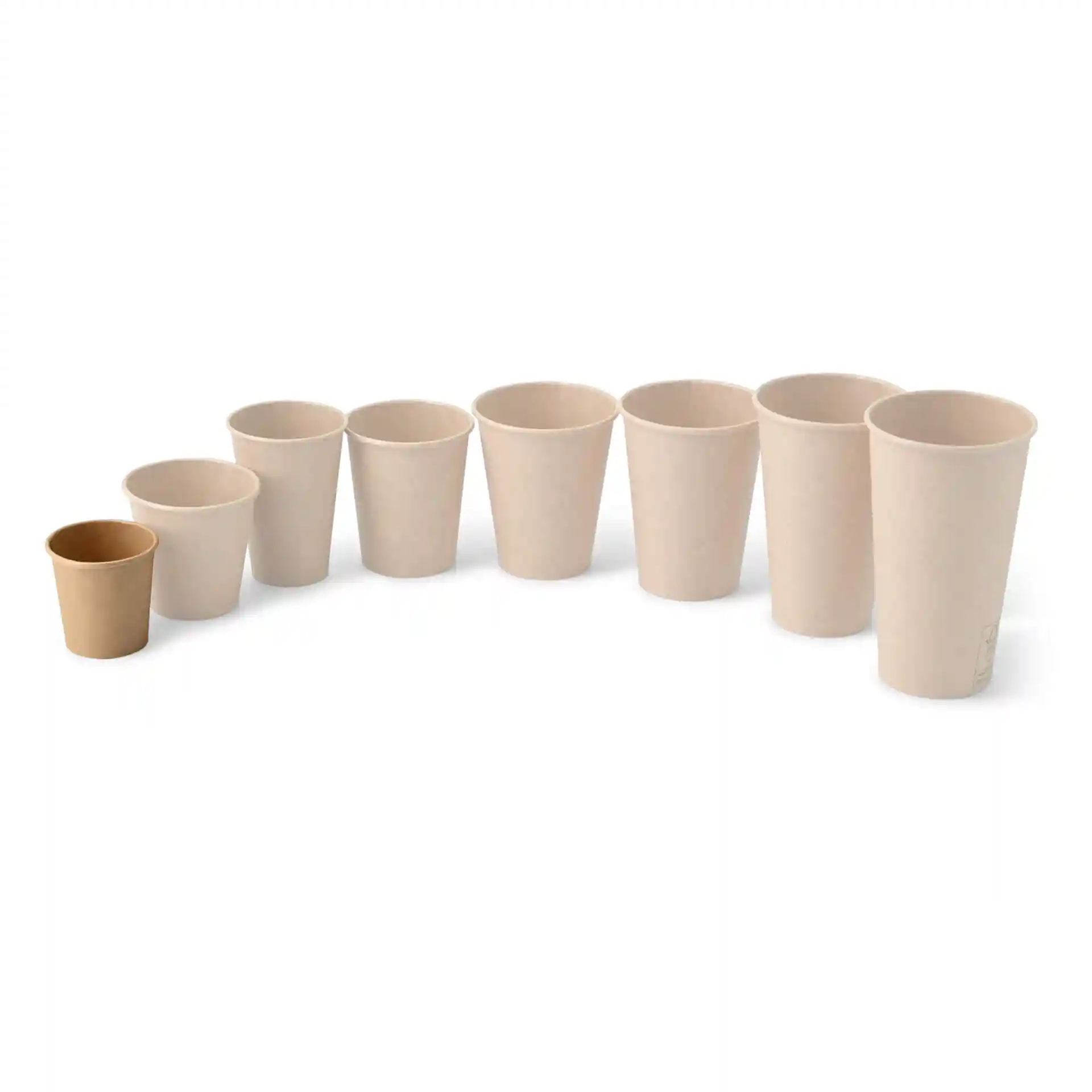 Set di otto bicchieri di cartone rotondi di diverse dimensioni, con un bicchiere marrone più piccolo e sette bicchieri beige più grandi.