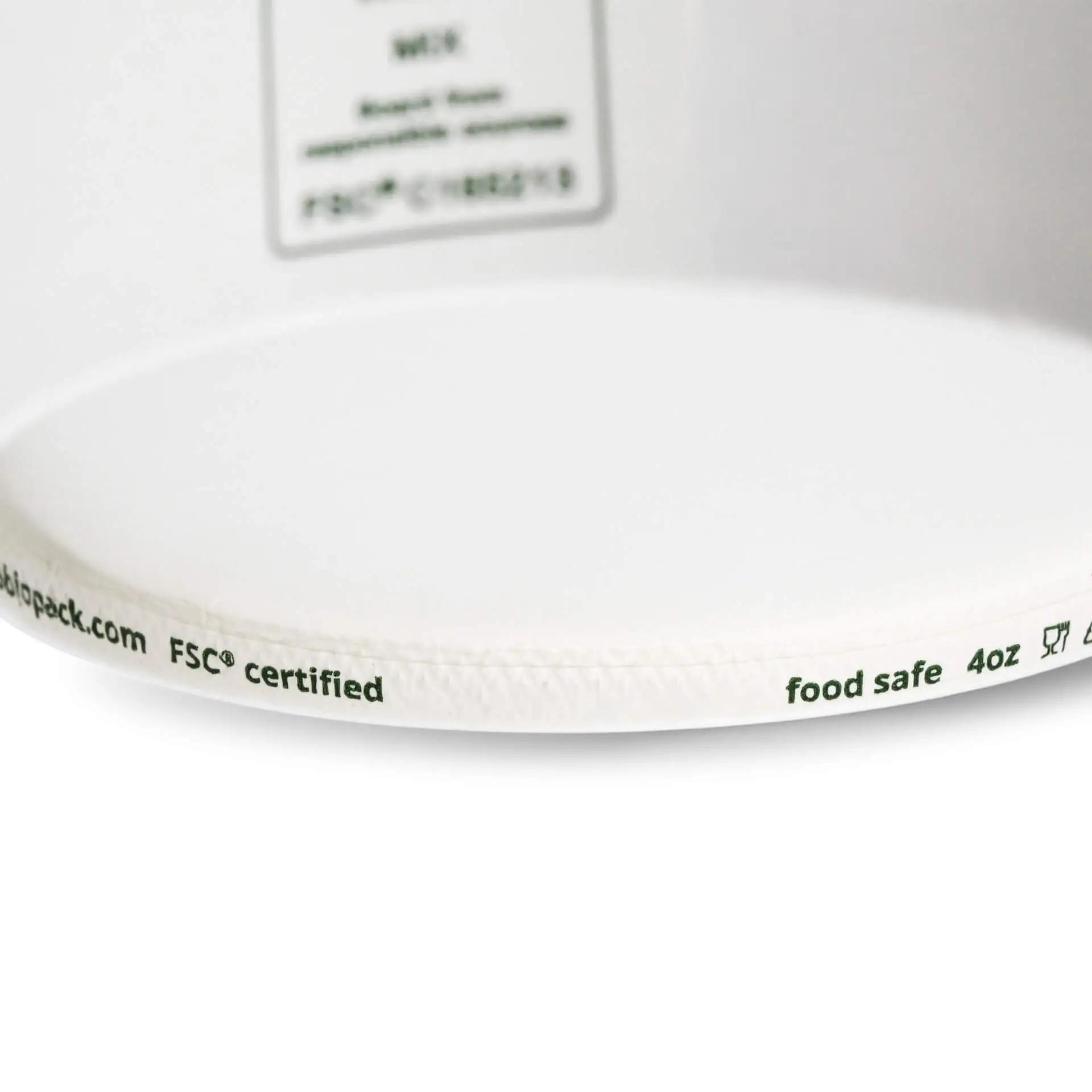 Un cup in carta bianca per gelato con barriera a base d'acqua; l'etichetta include la certificazione FSC e dettagli compostabili.