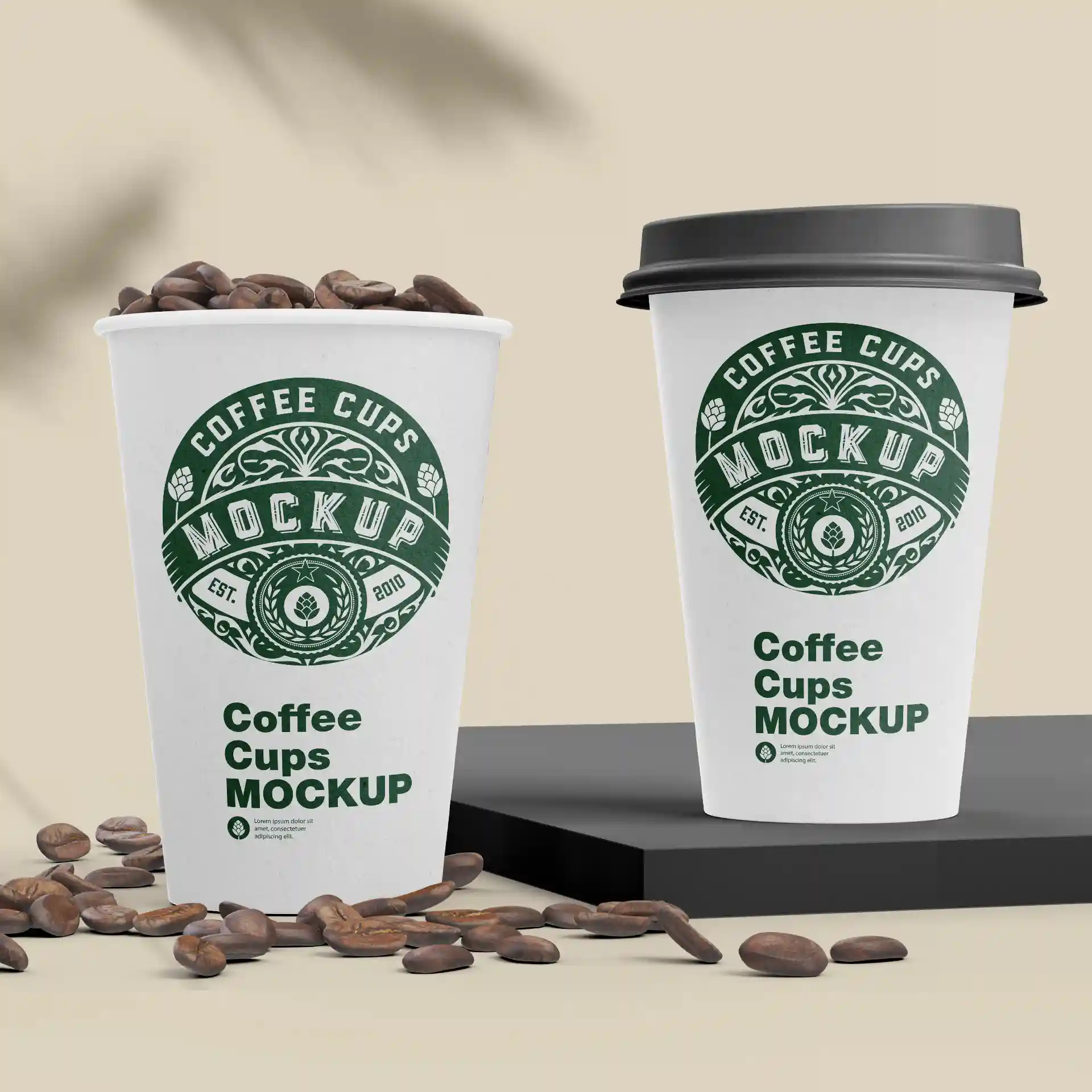 Due bicchieri di carta bianchi con loghi verdi, uno riempito di chicchi di caffè, su una superficie nera con chicchi di caffè sparsi.