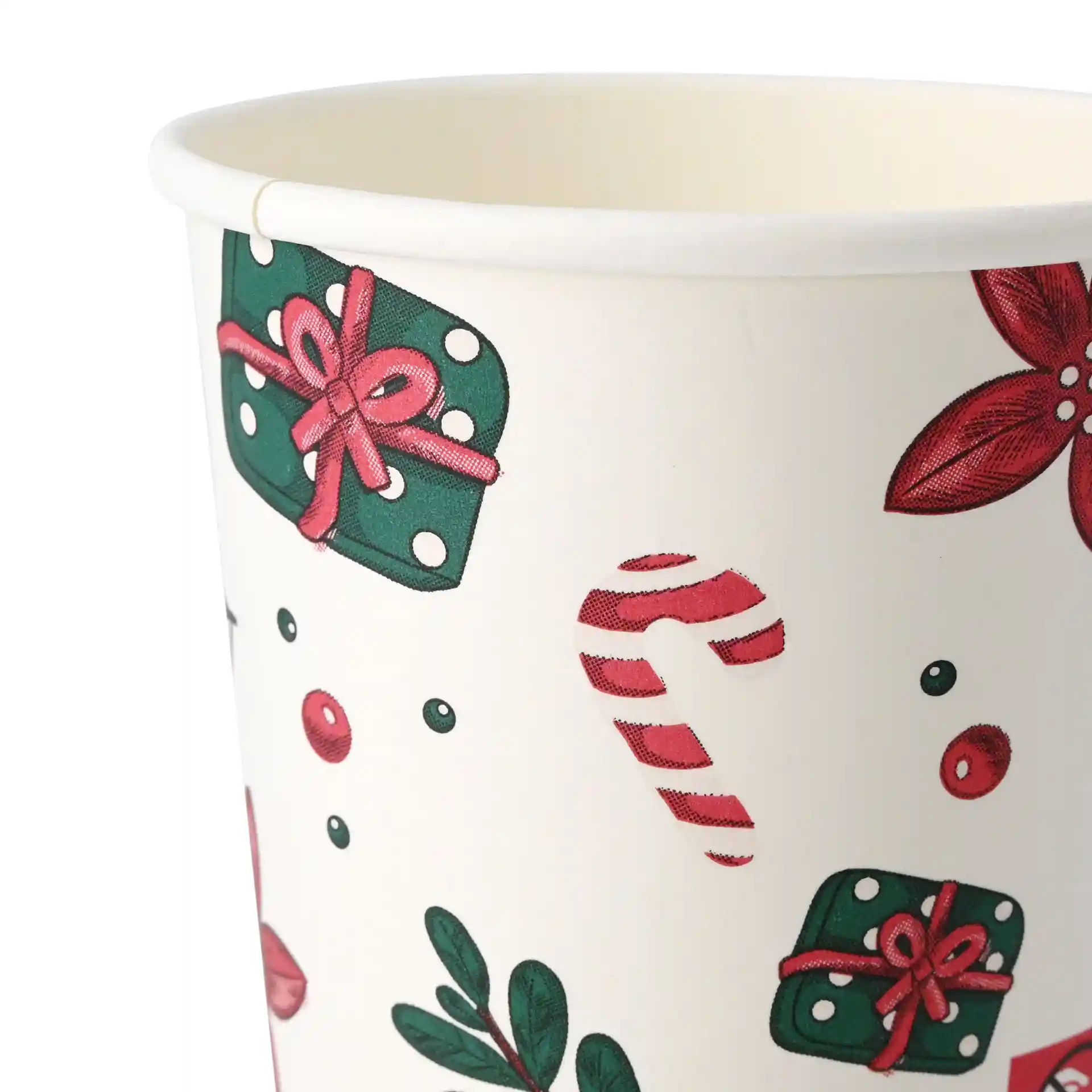 Tazza a doppia parete con design invernale che presenta regali, bastoncini di zucchero e foglie su sfondo bianco.