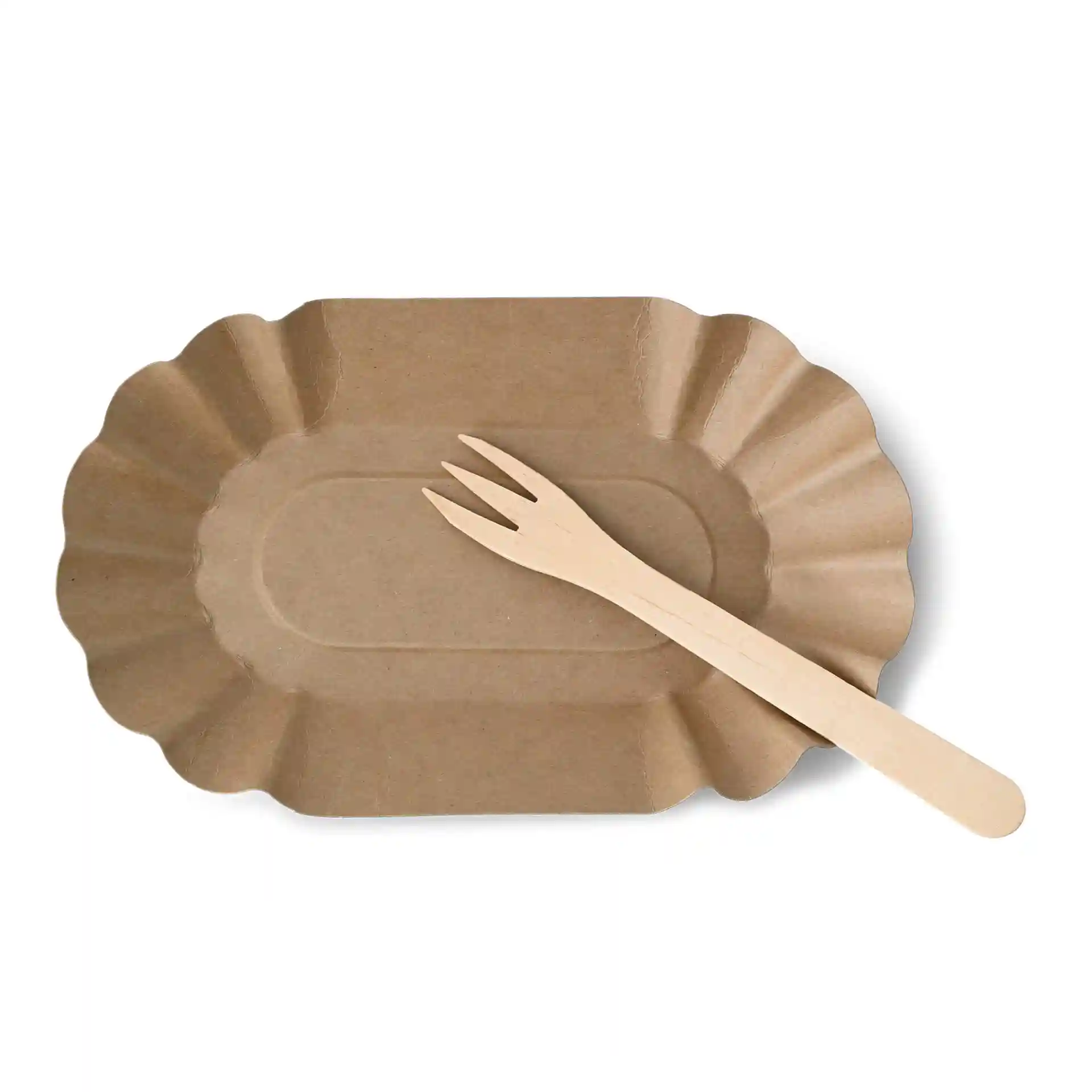 Vassoio alimentare ovale in cartone marrone con una profondità di 3 cm e una forchetta di legno accanto.