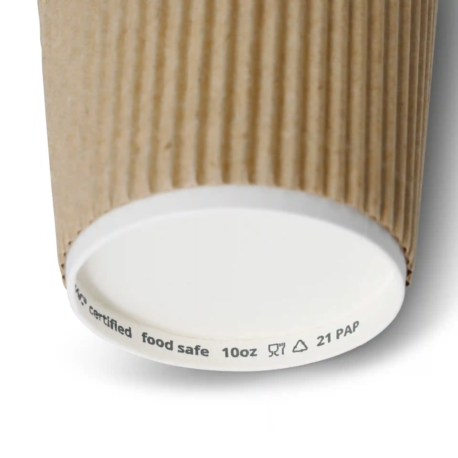 Primo piano di una tazza da caffè marrone a righe con superficie interna bianca e base con indicazioni di dimensione e materiale.