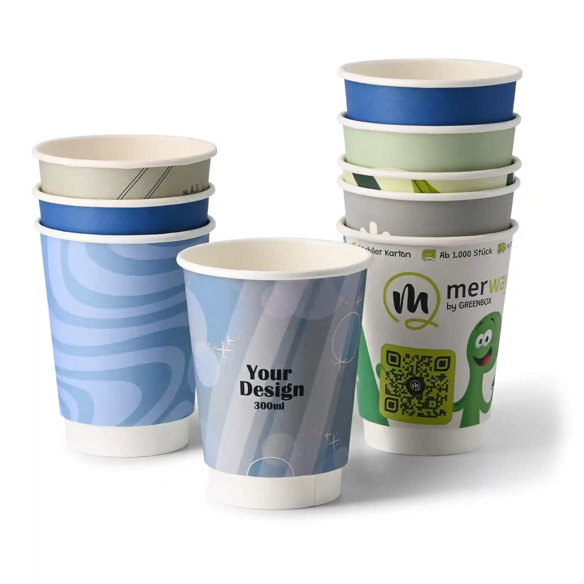 Pila di bicchieri di carta personalizzati con vari design, tra cui un vortice blu, un bicchiere grigio e un design di personaggio verde.