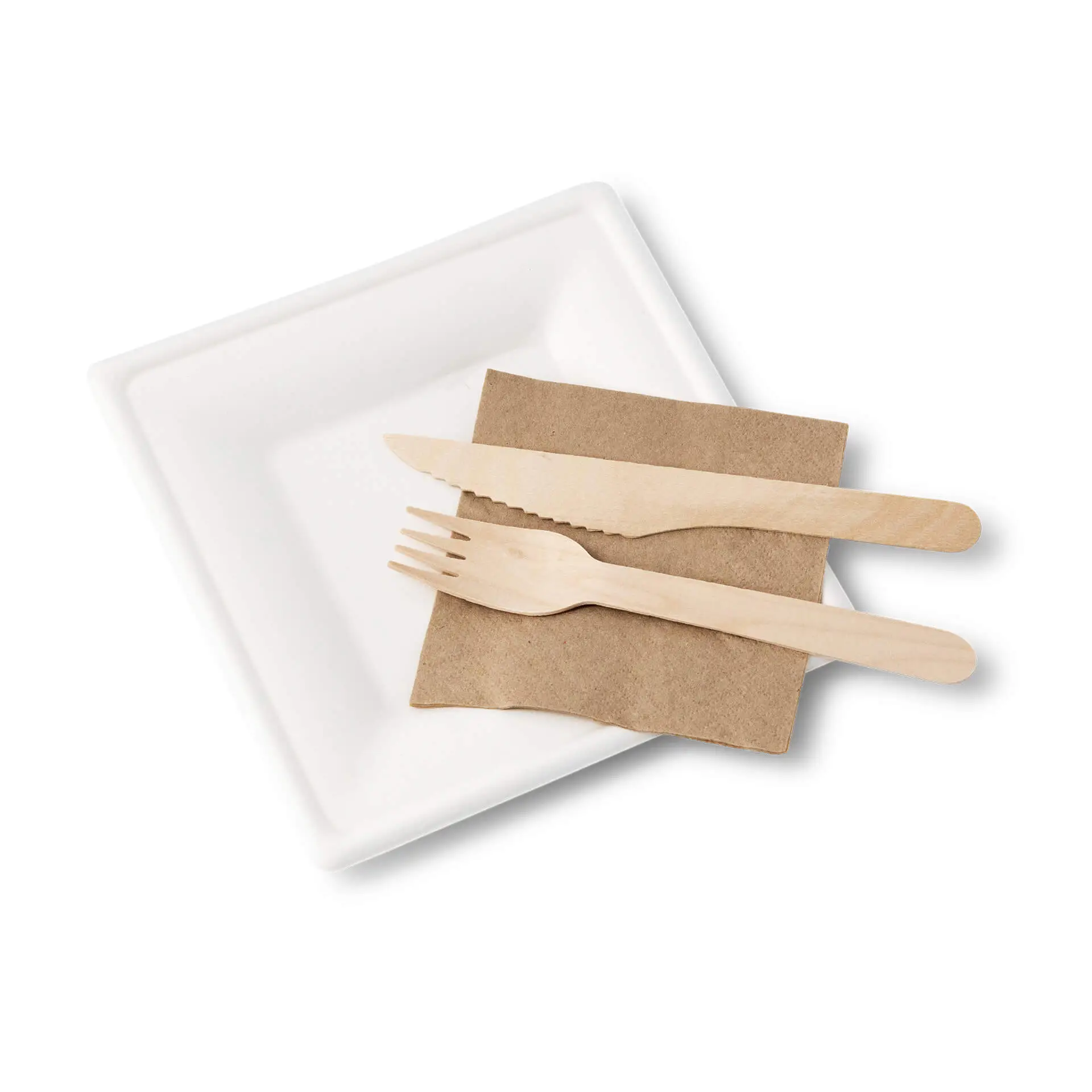 Piatto quadrato biodegradabile in canna da zucchero con forchetta e coltello di legno e un tovagliolo marrone su sfondo bianco.