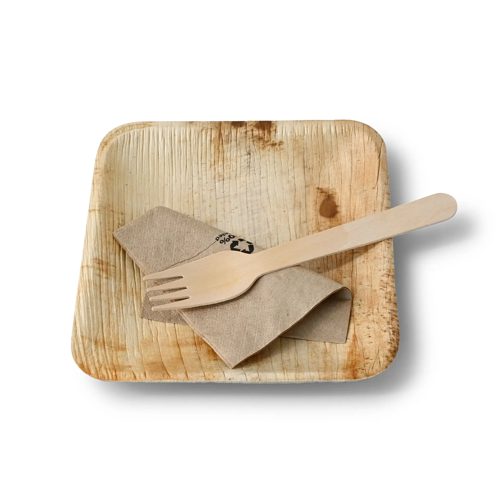 Piatto quadrato in foglia di palma con venature naturali, accompagnato da un tovagliolo marrone e una forchetta di legno, su sfondo bianco.