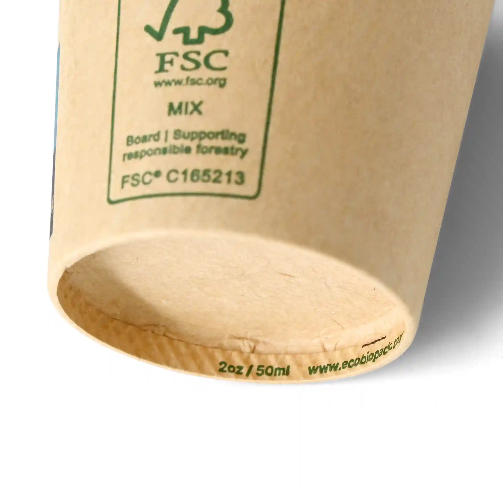 Bicchiere di carta marrone con un diametro di 50 mm, mostra il fondo e un simbolo di certificazione verde.
