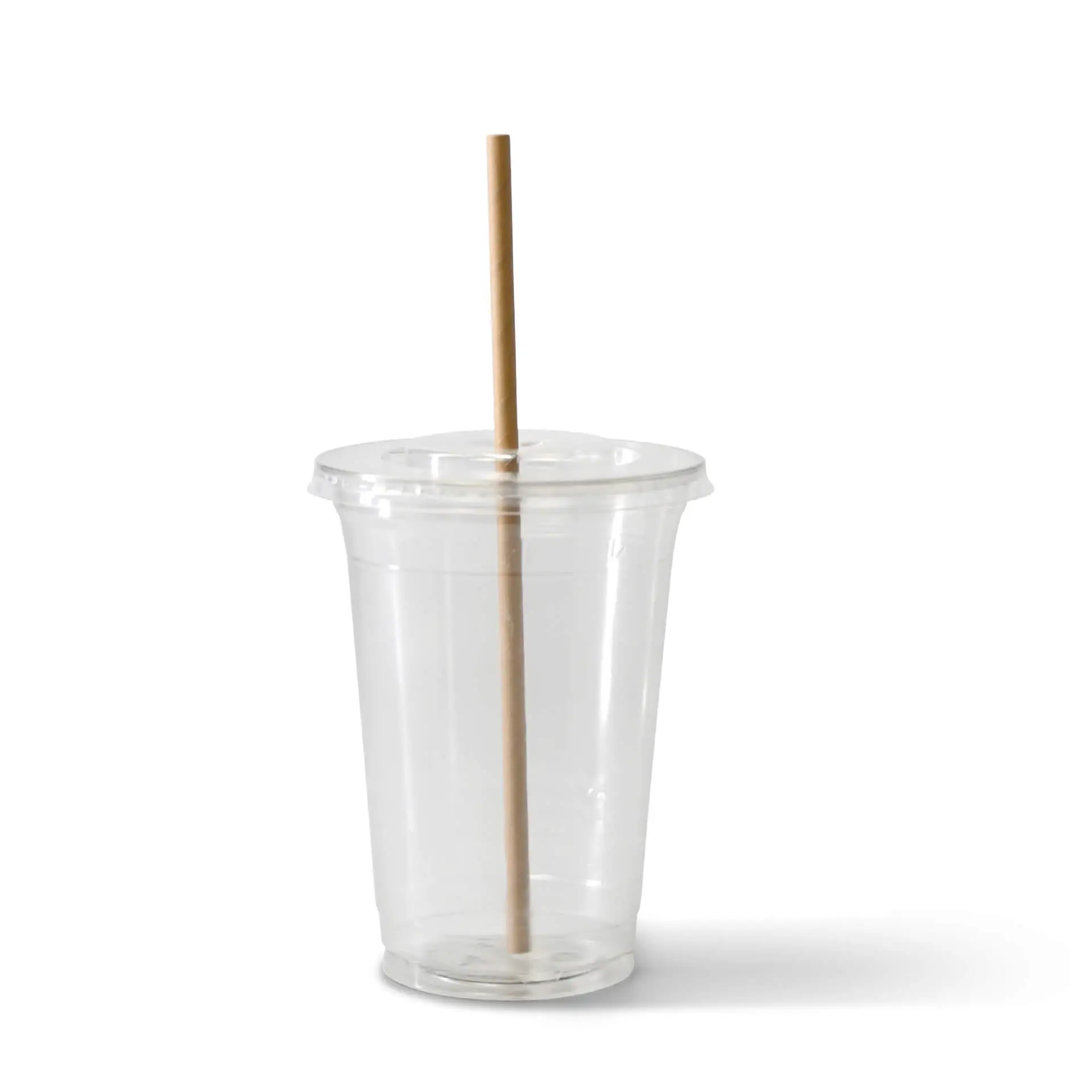 Bicchiere di plastica trasparente con una cannuccia di carta marrone sostenibile; adatto per bevande fredde.