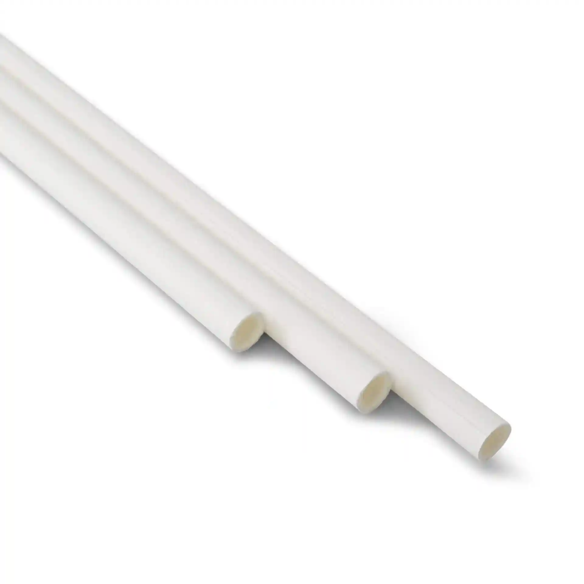Cannucce di carta bianche, lunghe 20 cm e con un diametro di 0,5 cm, disposte in fila su uno sfondo semplice.